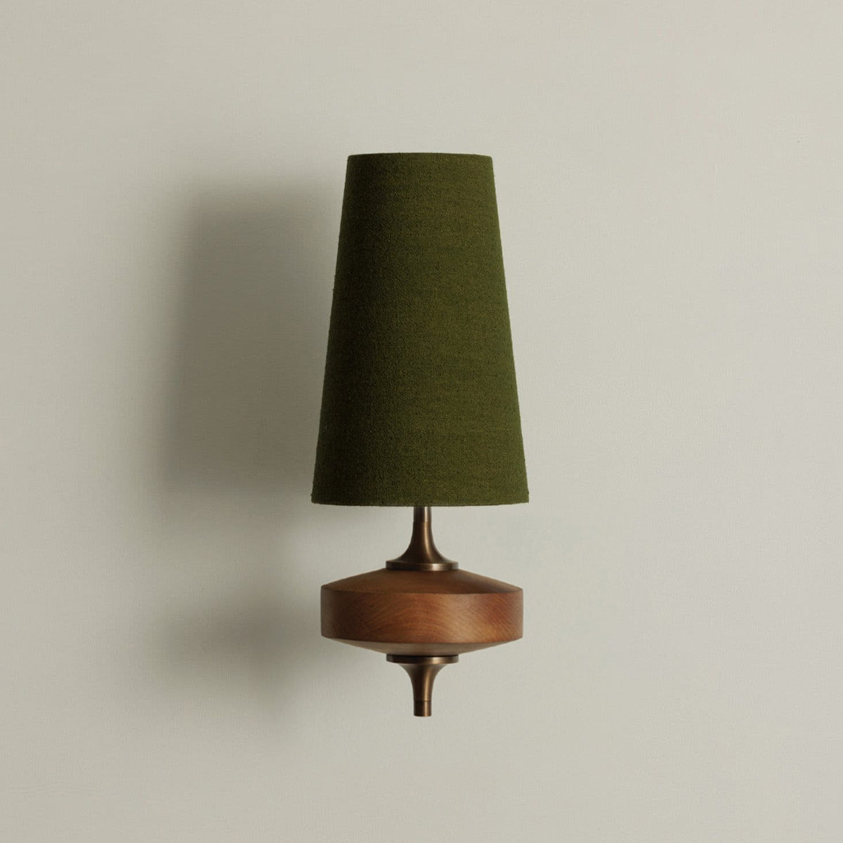 Designerska lampa ścienna z drewnianymi detalami i tekstylnym kloszem, inspirowana palmą nikau | Sansoti