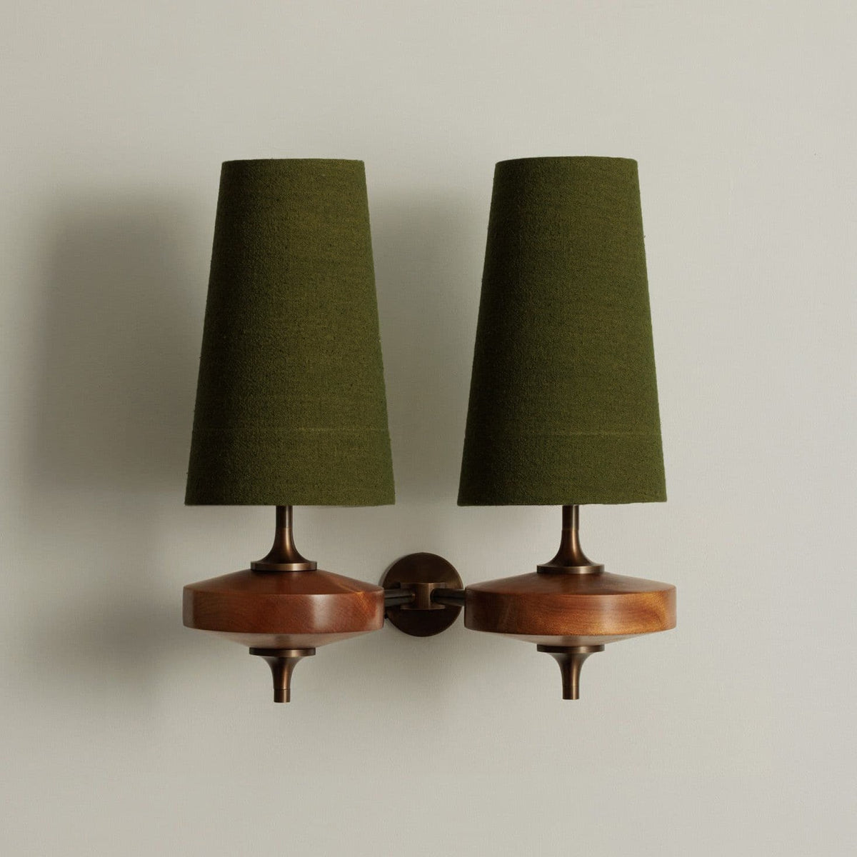Aplique de diseño con detalles de madera y pantalla de tela, inspirado en la palmera Nikau