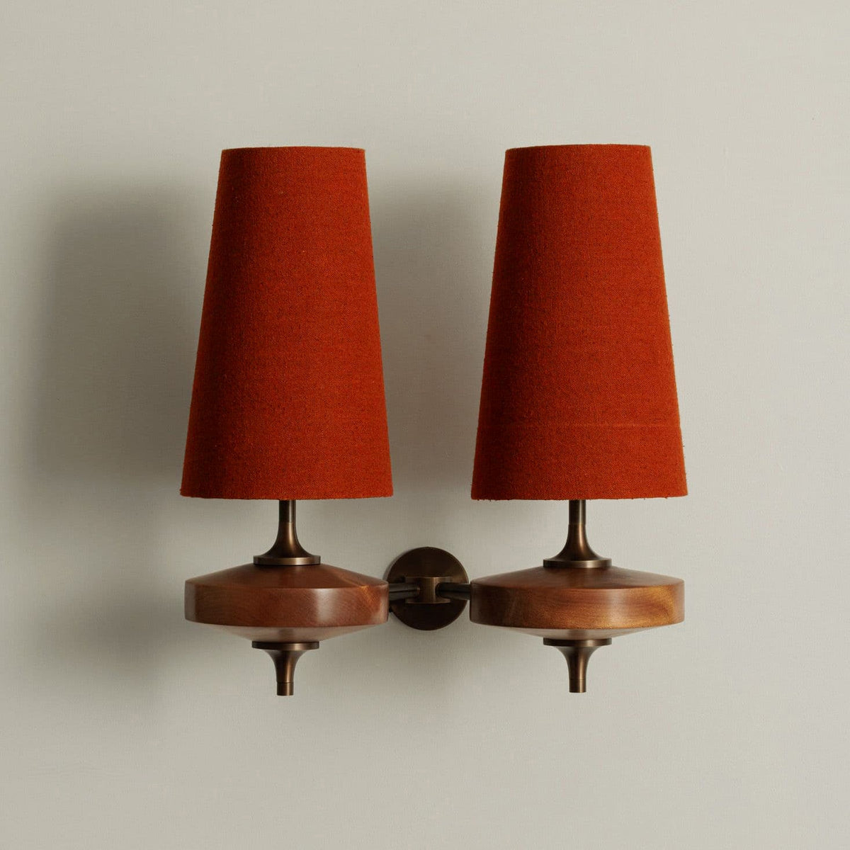 Aplique de diseño con detalles de madera y pantalla de tela, inspirado en la palmera Nikau