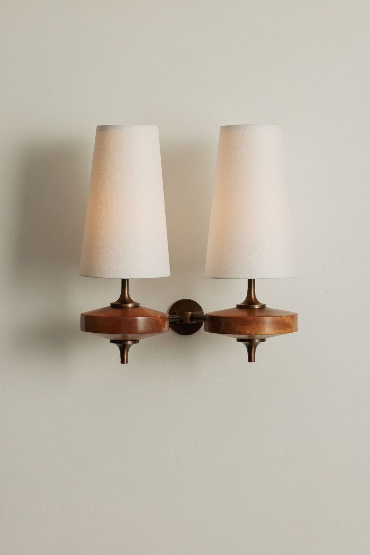 Aplique de diseño con detalles de madera y pantalla de tela, inspirado en la palmera Nikau