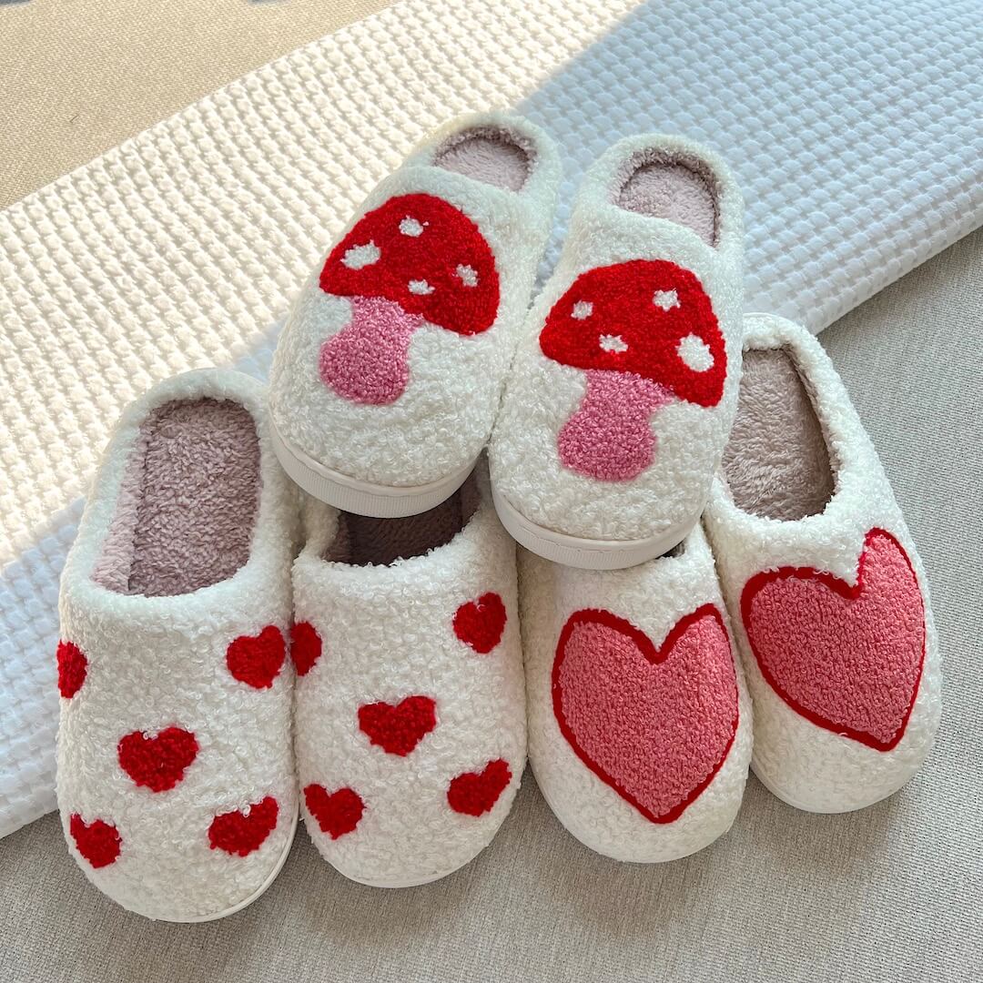 Pluche Pantoffels met Hartjesmotief - Warme Zachte Slippers voor Binnen - Gezellige Huisschoenen met Antislip Zool - Comfortabele Damesslippers Winter | Sansoti