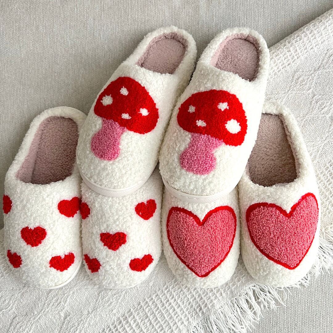 Chaussons en peluche à motif cœurs – Pantoufles chaudes et douces pour intérieur – Chaussures d’intérieur confortables avec semelle antidérapante – Pantoufles d’hiver pour femmes | Sansoti