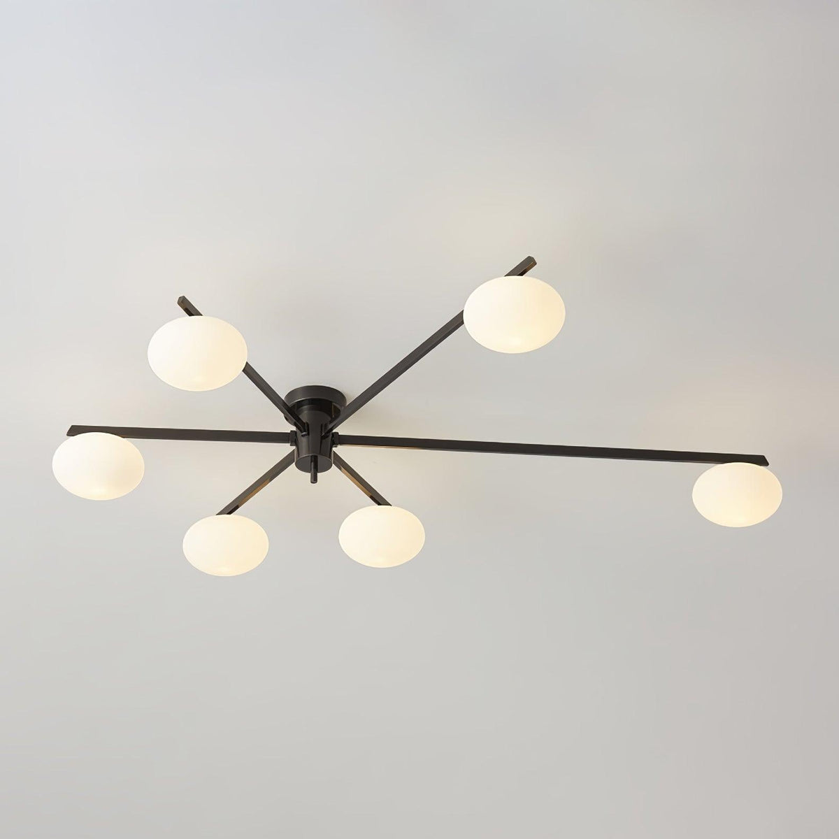 Deckenleuchte mit ovalen Glaskugeln und schlanken Armen – modernes, flaches Design für niedrige Decken in Schwarz oder Messing – G9-Fassung – Konfigurationen mit 3, 5 oder 6 Leuchtenköpfen | Sansoti