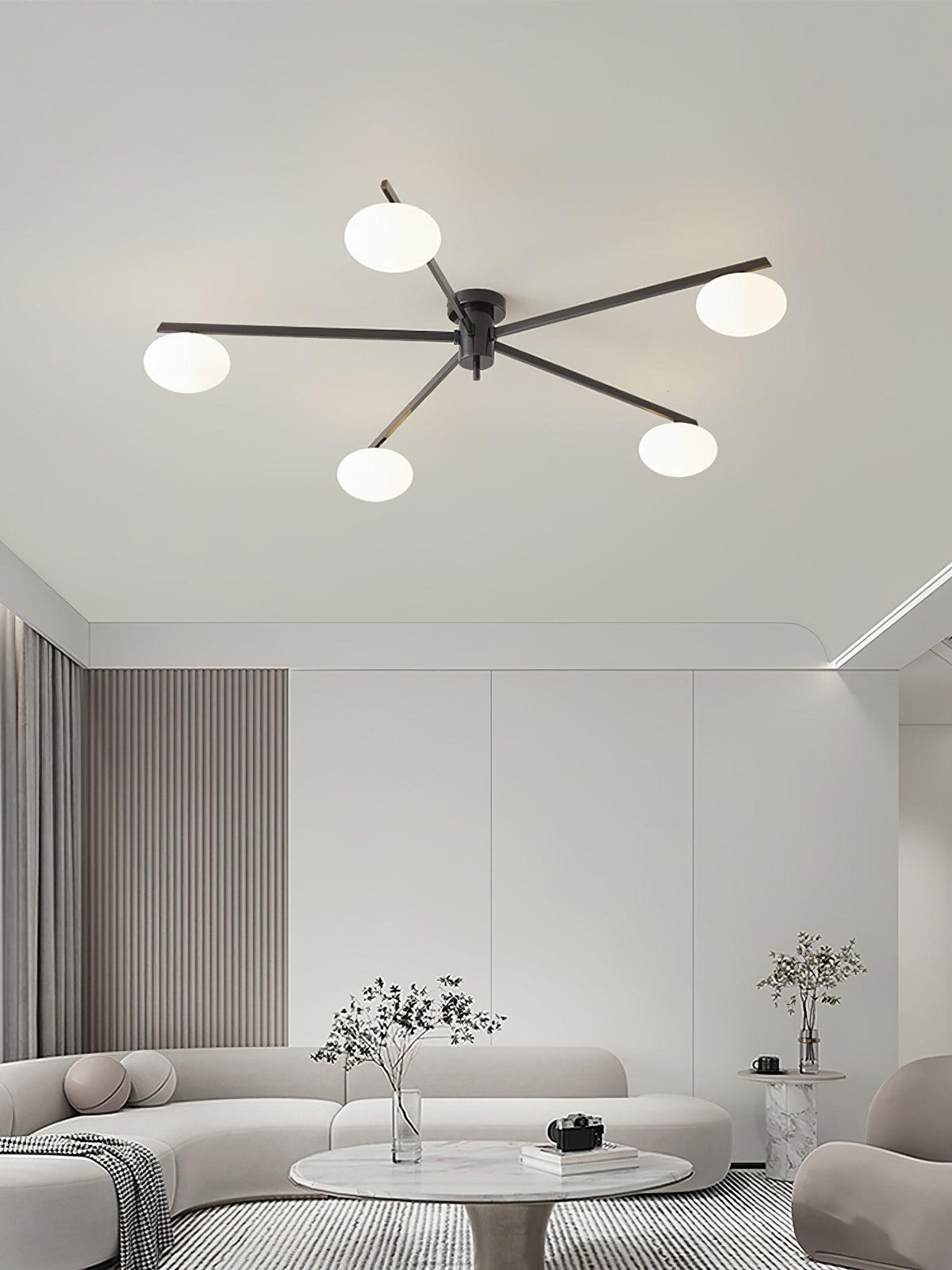 Deckenleuchte mit ovalen Glaskugeln und schlanken Armen – modernes, flaches Design für niedrige Decken in Schwarz oder Messing – G9-Fassung – Konfigurationen mit 3, 5 oder 6 Leuchtenköpfen | Sansoti