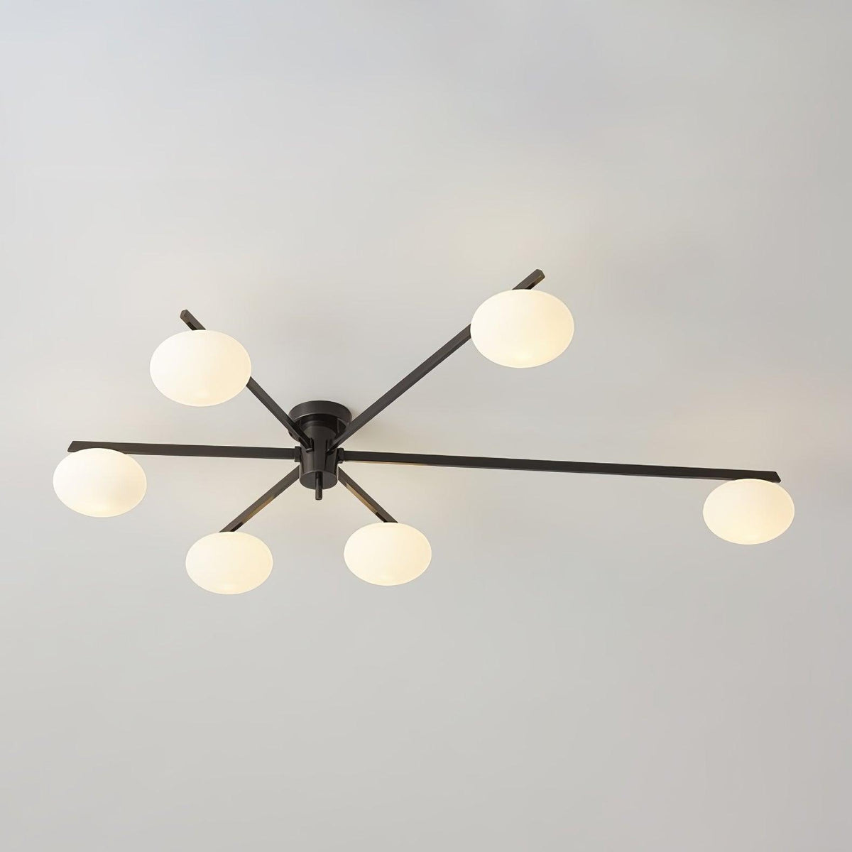 Deckenleuchte mit ovalen Glaskugeln und schlanken Armen – modernes, flaches Design für niedrige Decken in Schwarz oder Messing – G9-Fassung – Konfigurationen mit 3, 5 oder 6 Leuchtenköpfen | Sansoti