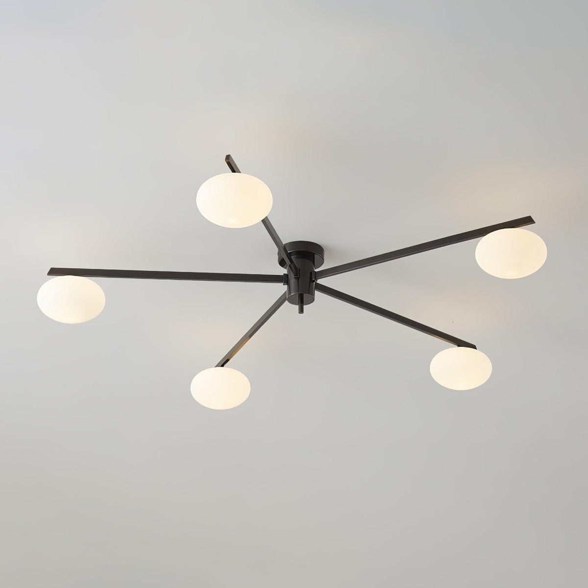 Deckenleuchte mit ovalen Glaskugeln und schlanken Armen – modernes, flaches Design für niedrige Decken in Schwarz oder Messing – G9-Fassung – Konfigurationen mit 3, 5 oder 6 Leuchtenköpfen | Sansoti