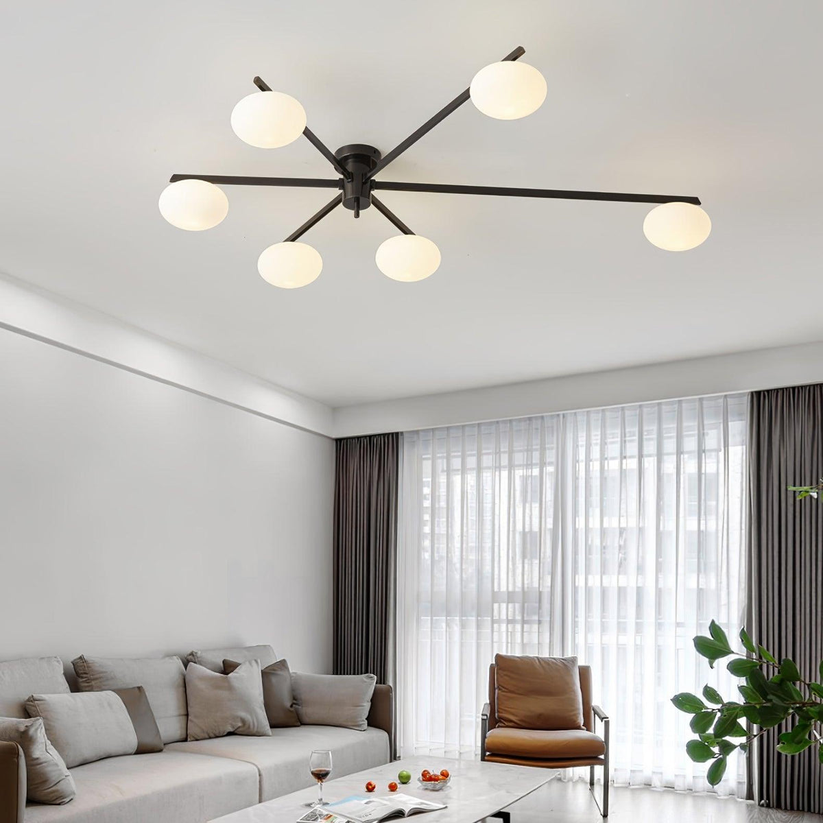 Deckenleuchte mit ovalen Glaskugeln und schlanken Armen – modernes, flaches Design für niedrige Decken in Schwarz oder Messing – G9-Fassung – Konfigurationen mit 3, 5 oder 6 Leuchtenköpfen | Sansoti