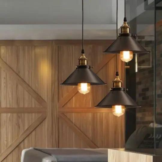 Moderne skandinavische industrielle Hängeleuchte – Schwarz mit goldenen Akzenten | Sansoti