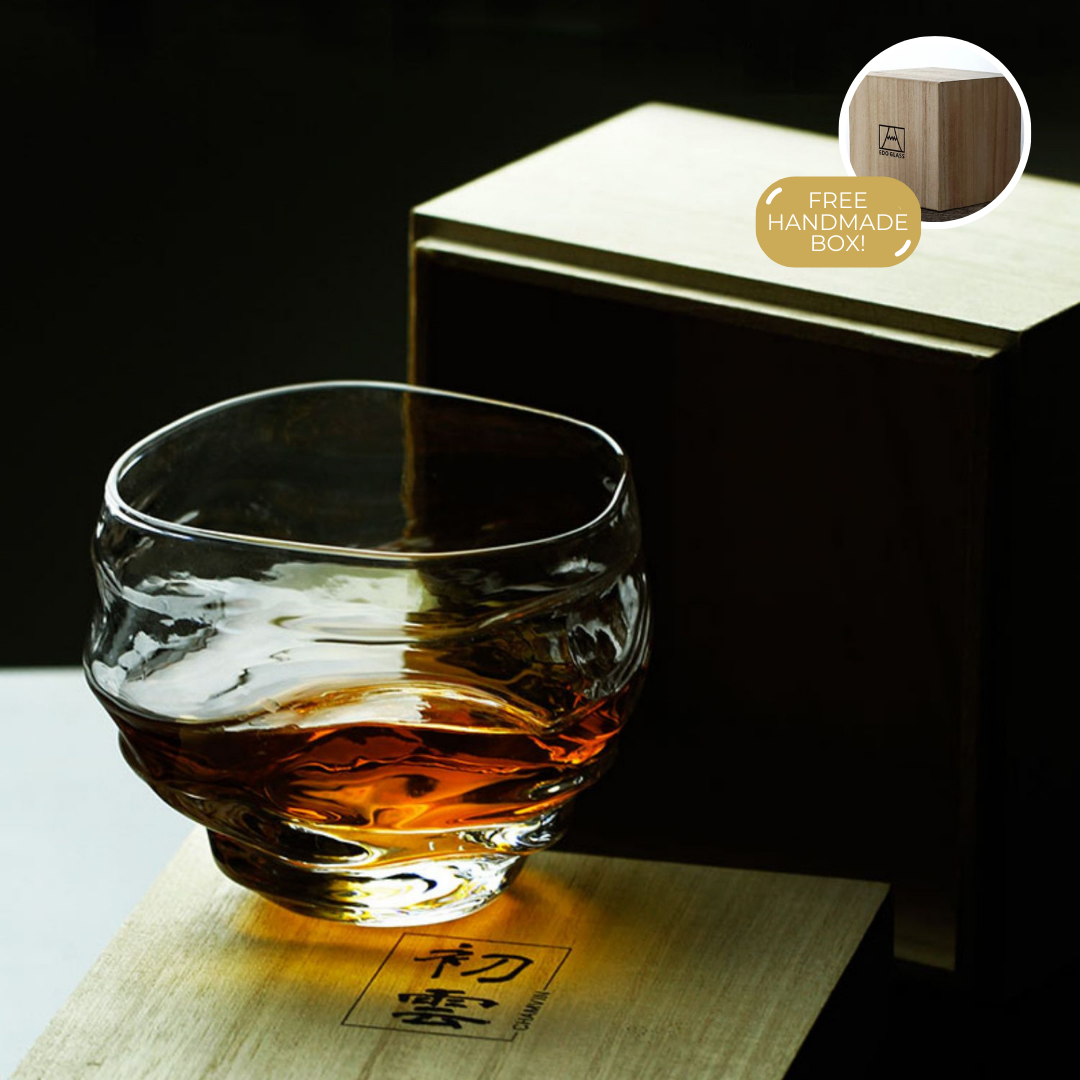 Verre à whisky japonais avec texture cristalline ondulée 255ml Fait main Barware premium pour dégustateurs de spiritueux et amateurs de whisky Verre à boire de luxe avec coffret en bois Design océan Verre en cristal | Sansoti