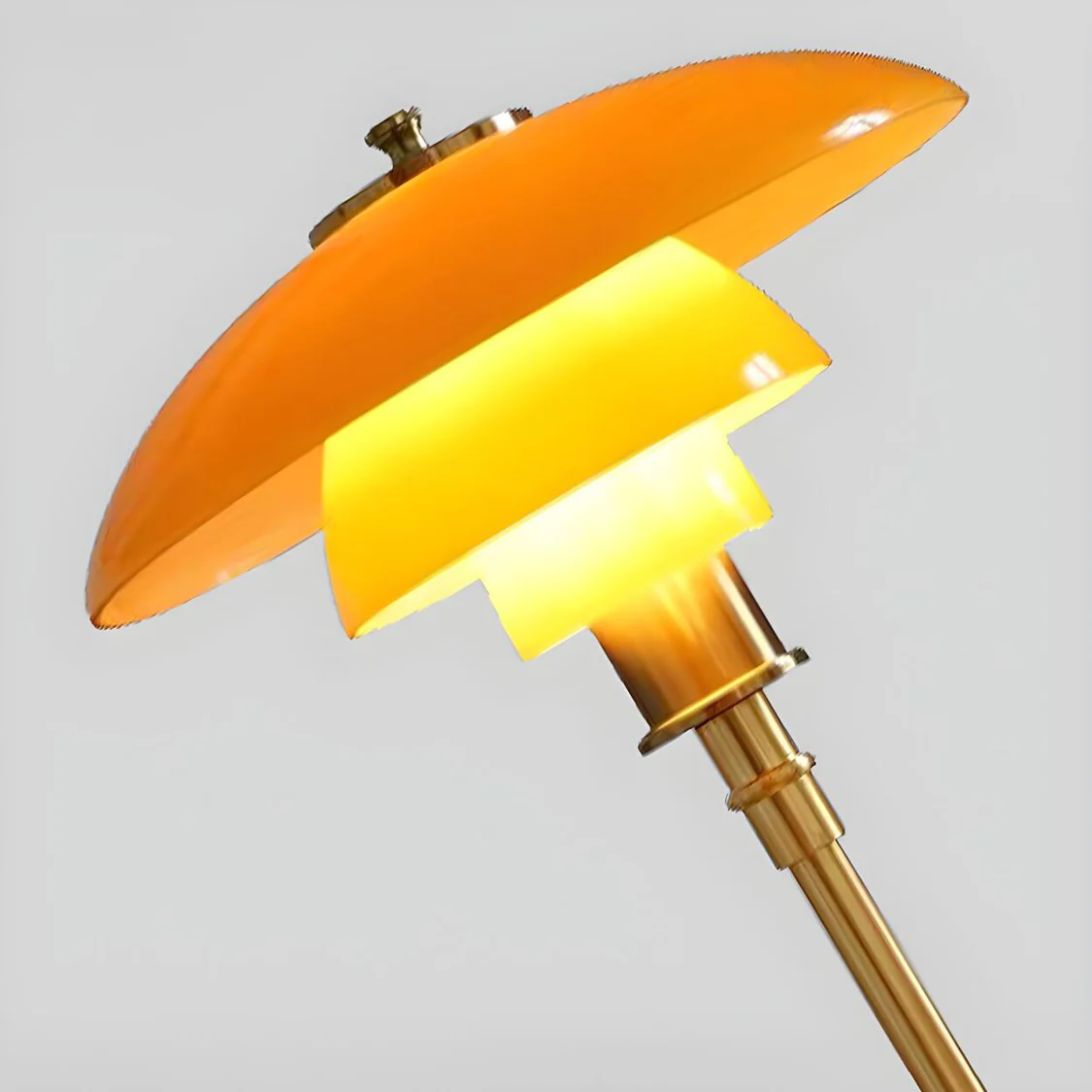 Skandinavische Glastischlampe mit warmem Licht und minimalistischem Design | Sansoti