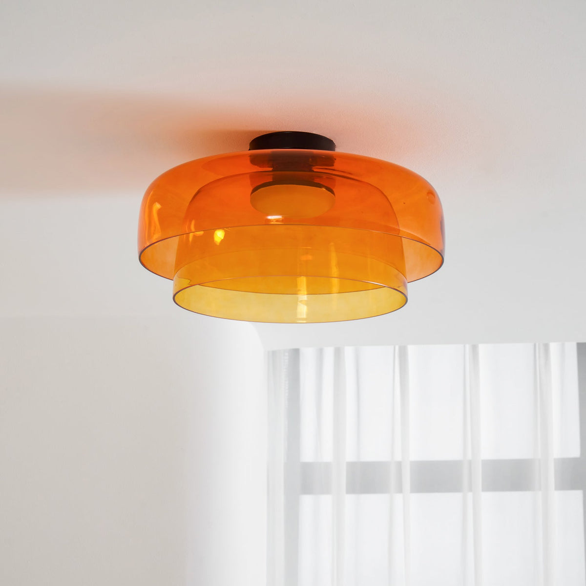 Lagen Plafondlamp met Glazen Schijven | Warm Getint Glas | Scandinavische Elegantie | Subtiel Gelaagd Licht | Moderne Plafondverlichting | Dimbare Versie Beschikbaar | Design Plafondlamp | Meerlaags Glasdesign | Natuurlijk Lichtgevoel | Sansoti