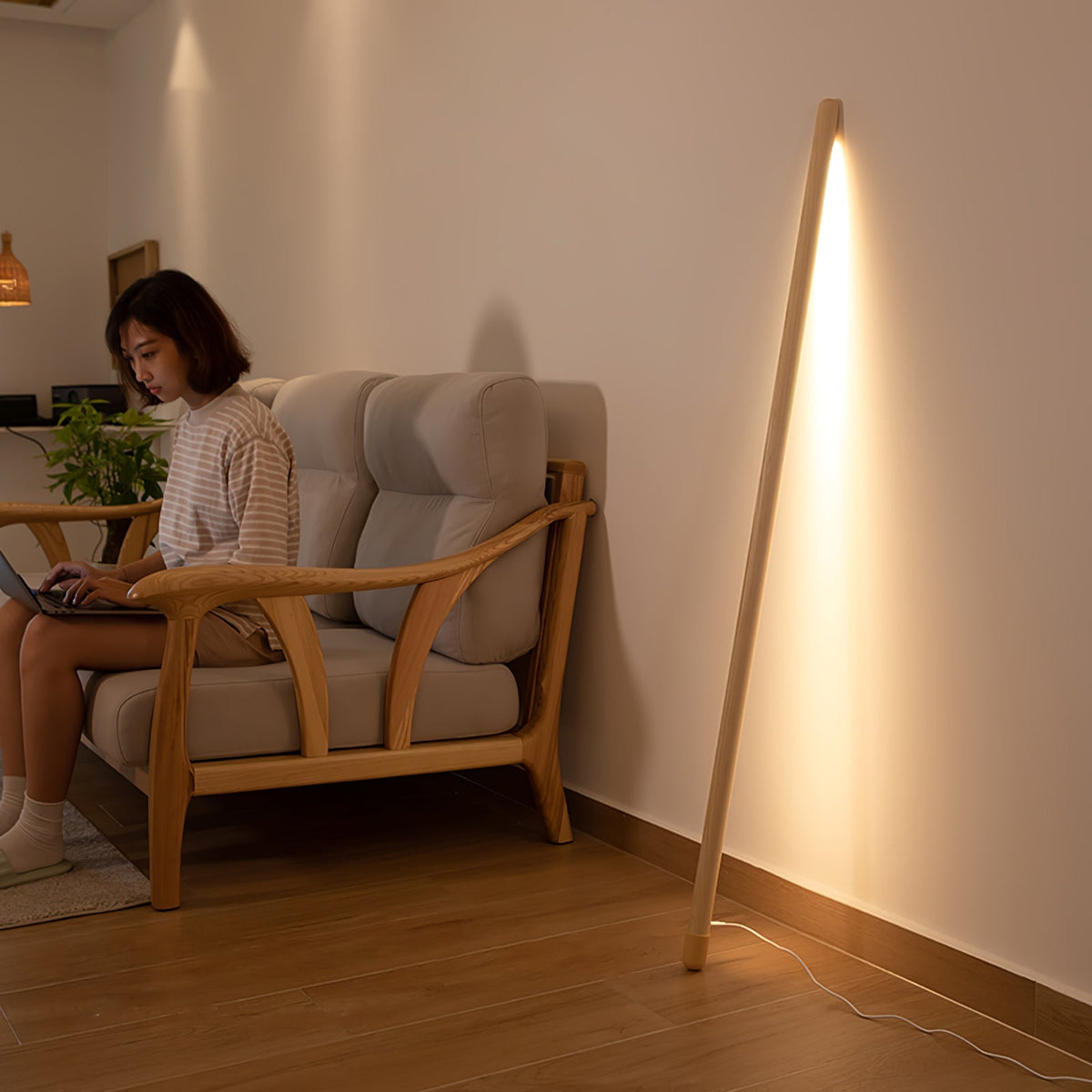Skandinavische Stehlampe Holz & Acryl mit integrierter LED-Stablampe 135cm | Sansoti