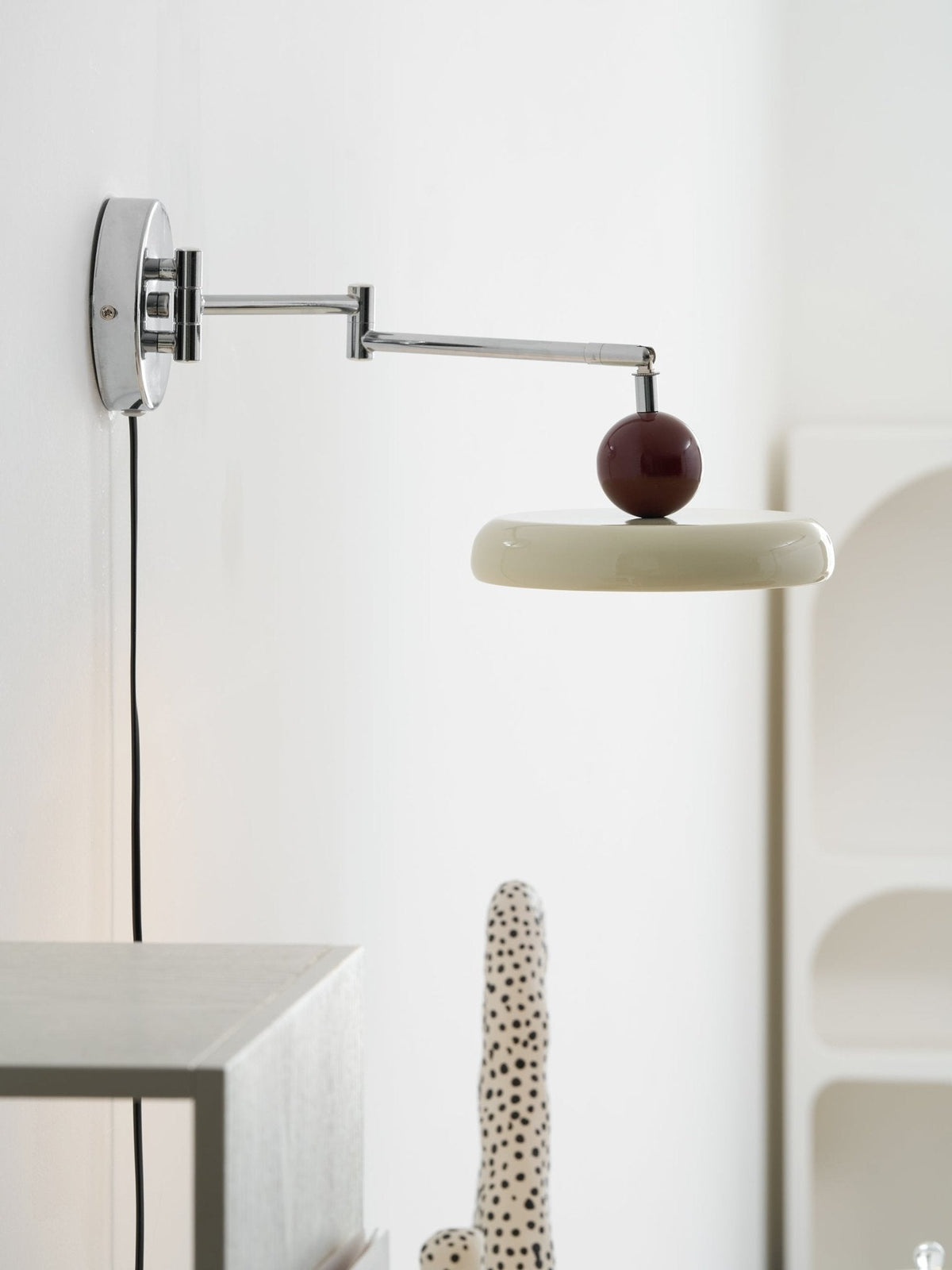 Round Plug-In Wall Light – Scandinavian Design with Integrated LED and 3 Color Temperatures | Sansoti