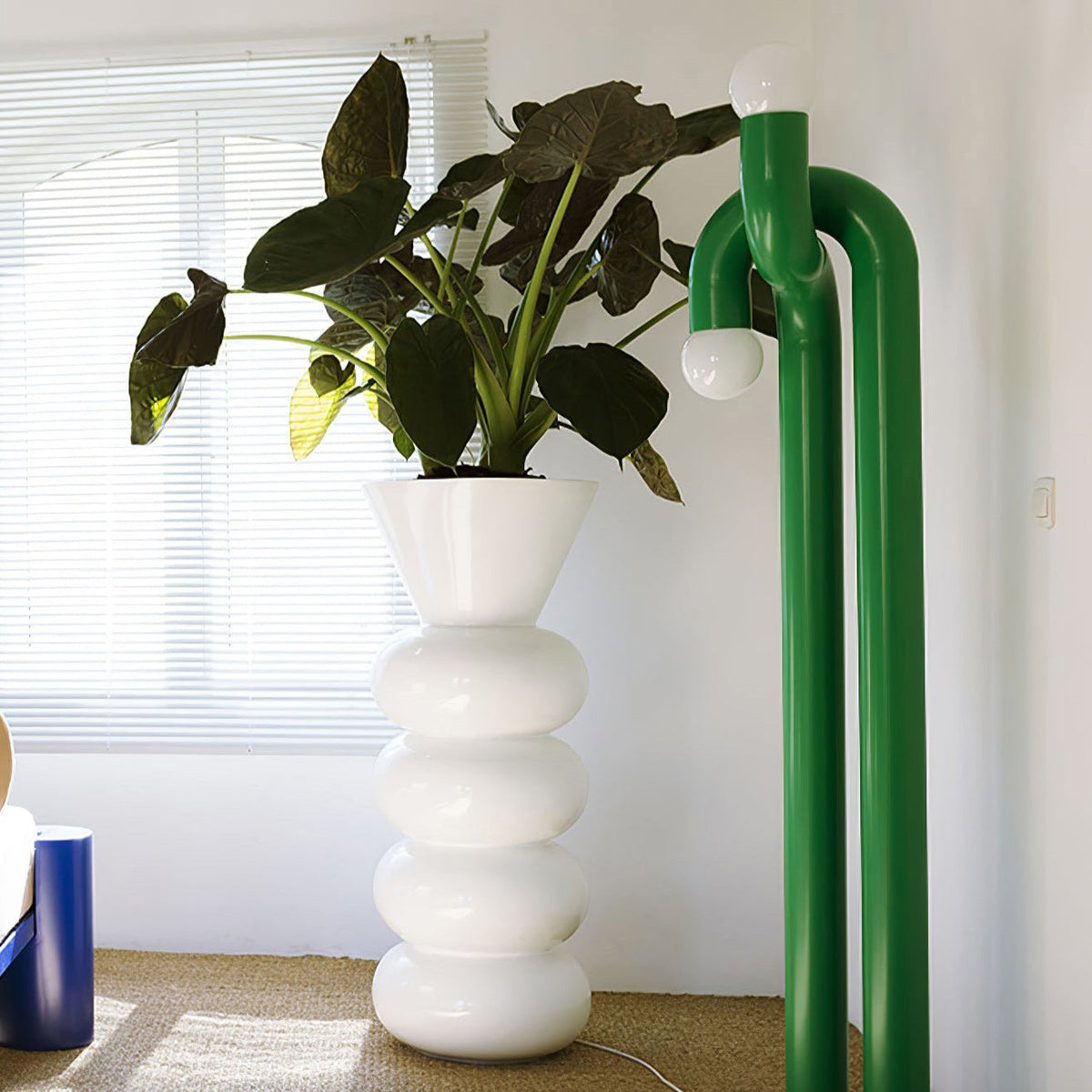 Moderne Steh-Bogenlampe mit zwei Glaskugeln – dekorative Doppelbeleuchtung für Wohnzimmer | Sansoti