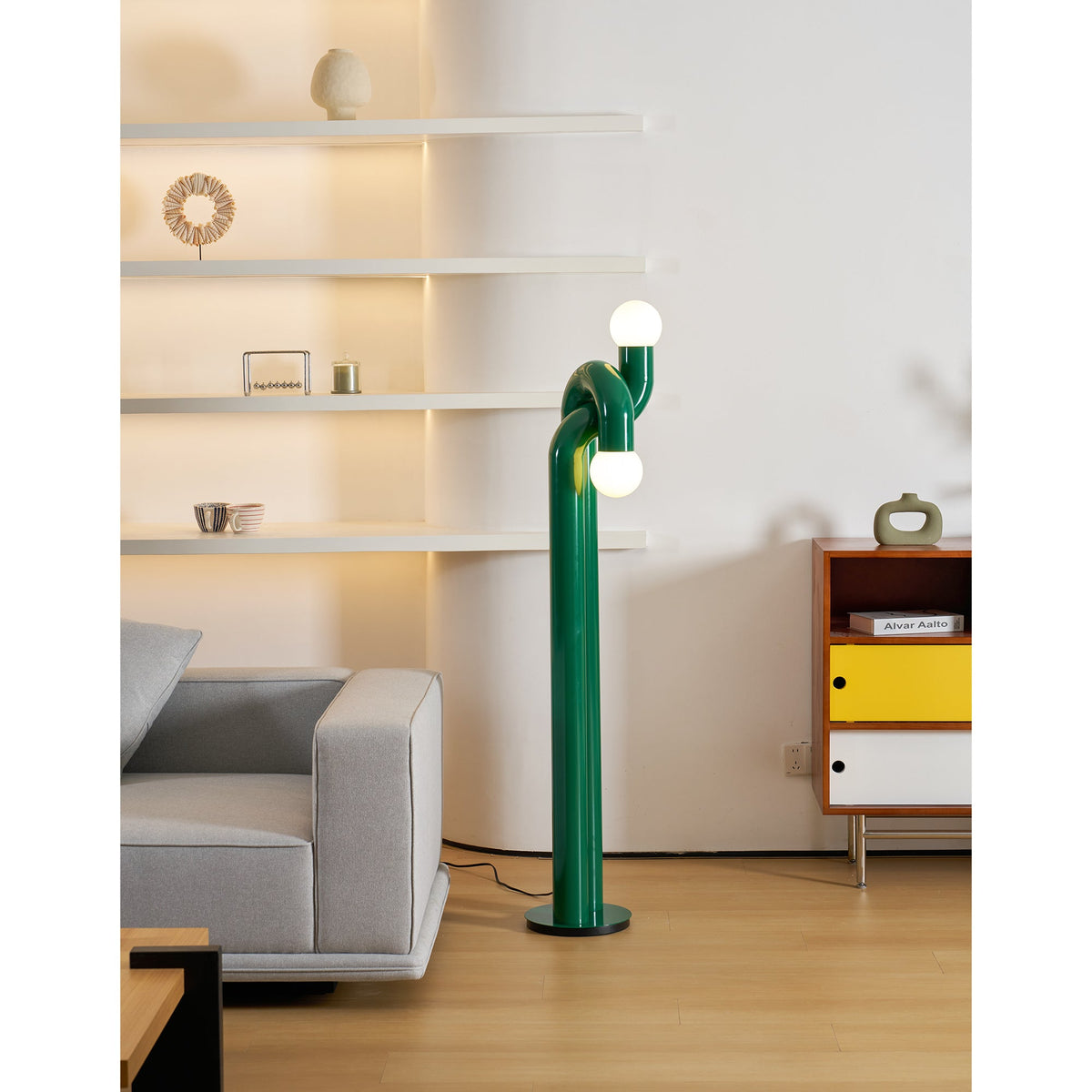 Moderne Steh-Bogenlampe mit zwei Glaskugeln – dekorative Doppelbeleuchtung für Wohnzimmer | Sansoti