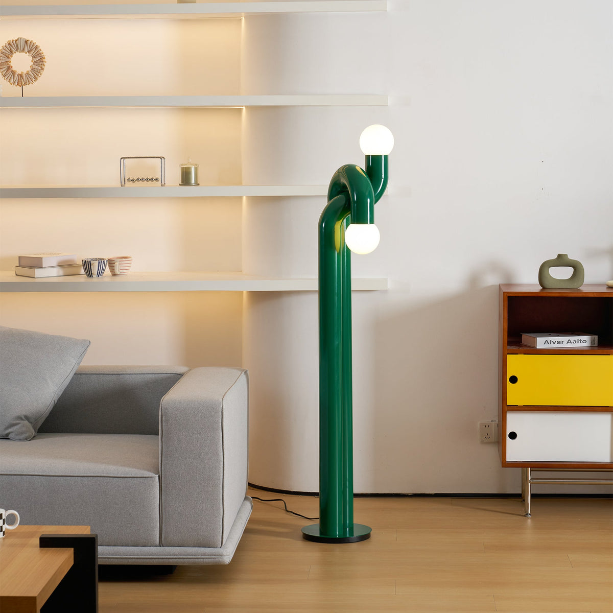 Moderne Steh-Bogenlampe mit zwei Glaskugeln – dekorative Doppelbeleuchtung für Wohnzimmer | Sansoti