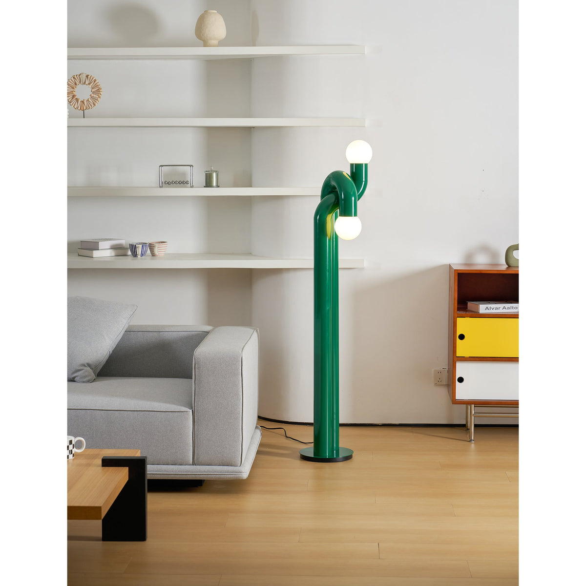 Moderne Steh-Bogenlampe mit zwei Glaskugeln – dekorative Doppelbeleuchtung für Wohnzimmer | Sansoti