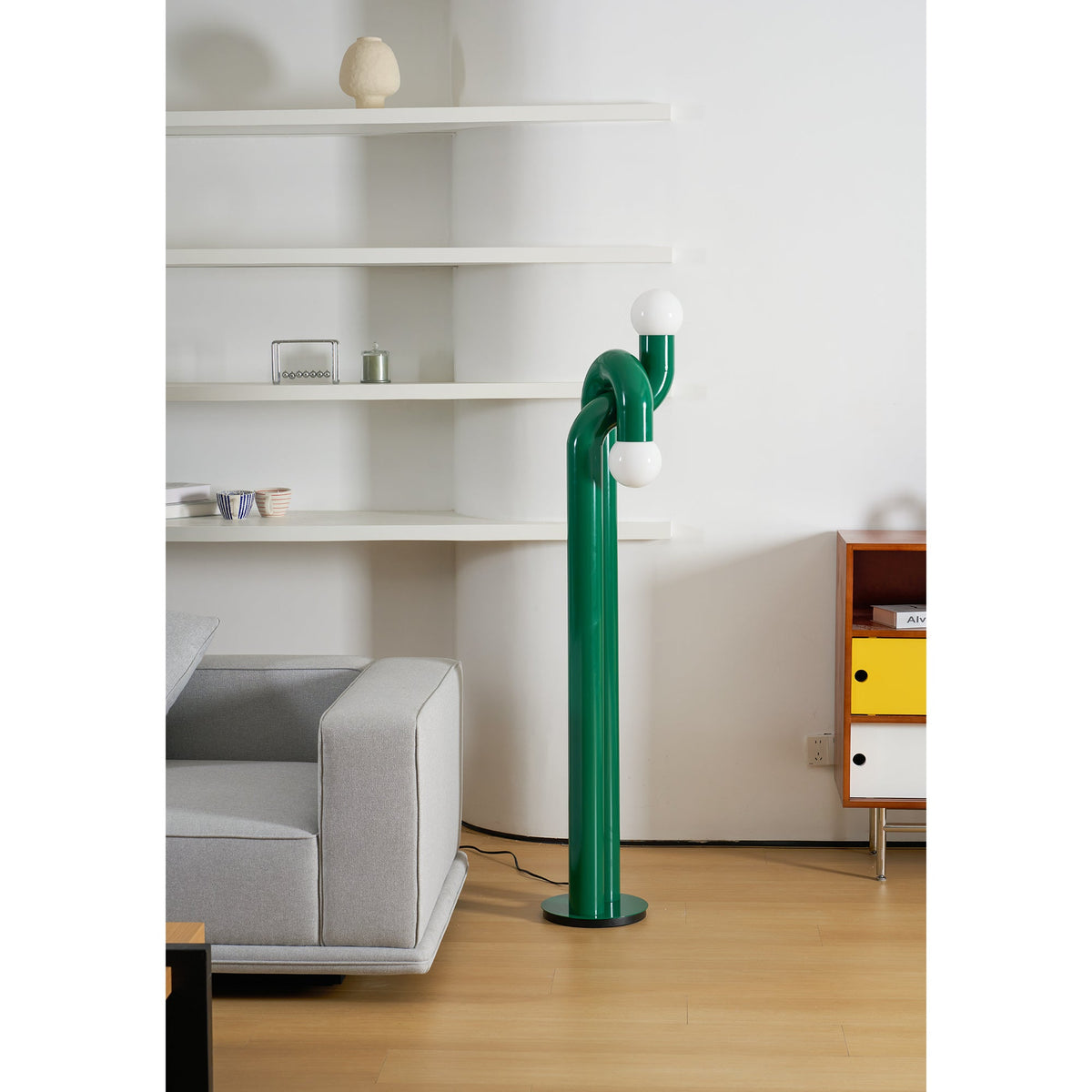 Moderne Steh-Bogenlampe mit zwei Glaskugeln – dekorative Doppelbeleuchtung für Wohnzimmer | Sansoti