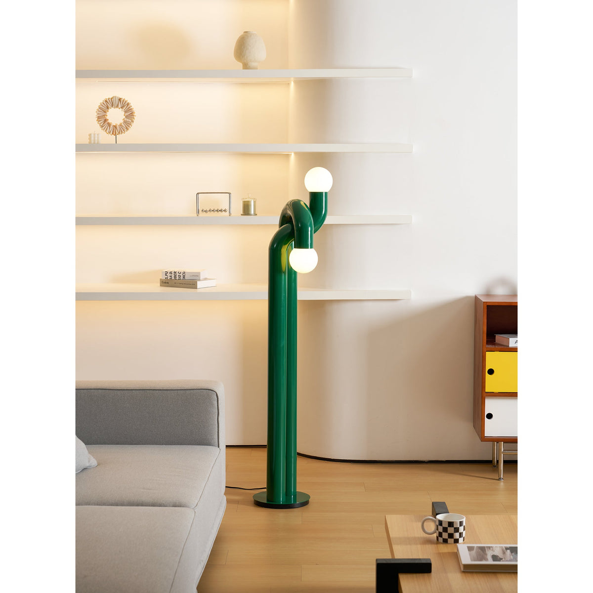 Moderne Steh-Bogenlampe mit zwei Glaskugeln – dekorative Doppelbeleuchtung für Wohnzimmer | Sansoti