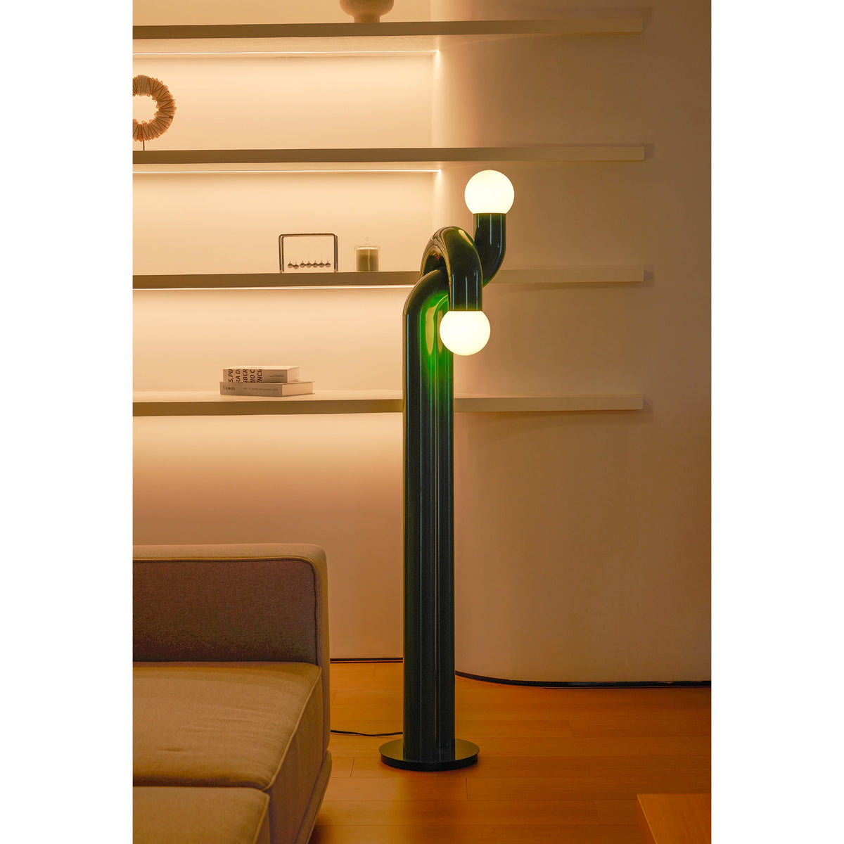 Moderne Steh-Bogenlampe mit zwei Glaskugeln – dekorative Doppelbeleuchtung für Wohnzimmer | Sansoti