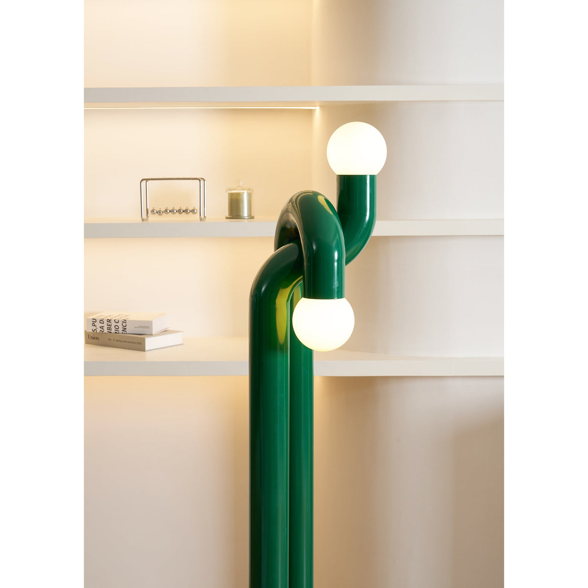 Moderne Steh-Bogenlampe mit zwei Glaskugeln – dekorative Doppelbeleuchtung für Wohnzimmer | Sansoti