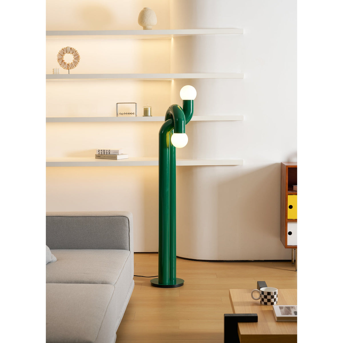 Moderne Steh-Bogenlampe mit zwei Glaskugeln – dekorative Doppelbeleuchtung für Wohnzimmer | Sansoti