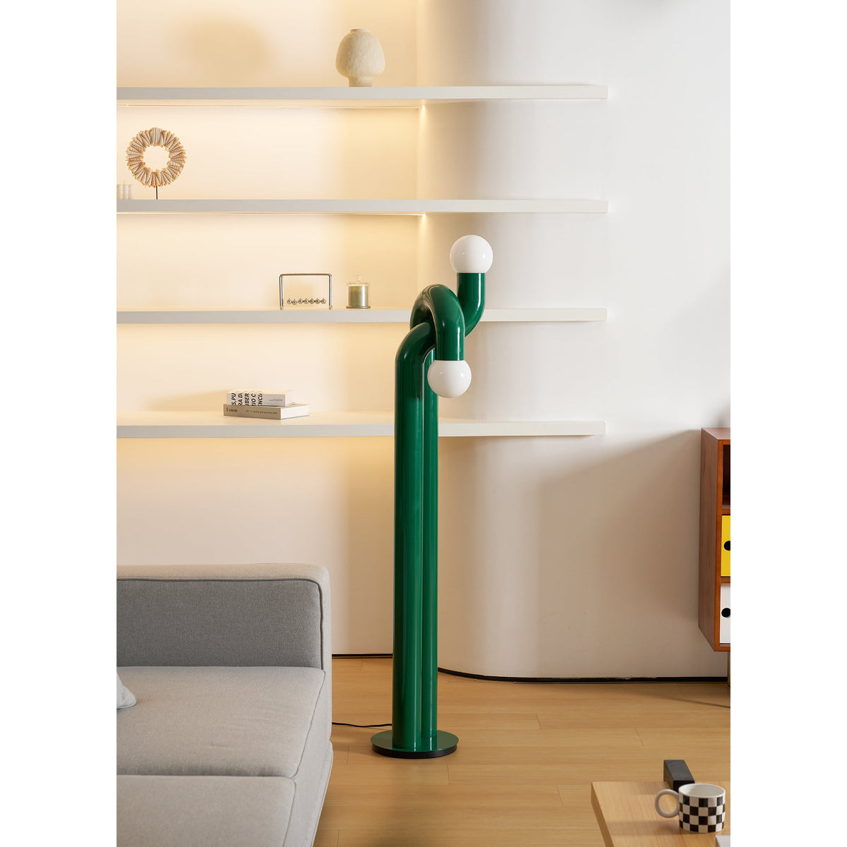 Moderne Steh-Bogenlampe mit zwei Glaskugeln – dekorative Doppelbeleuchtung für Wohnzimmer | Sansoti