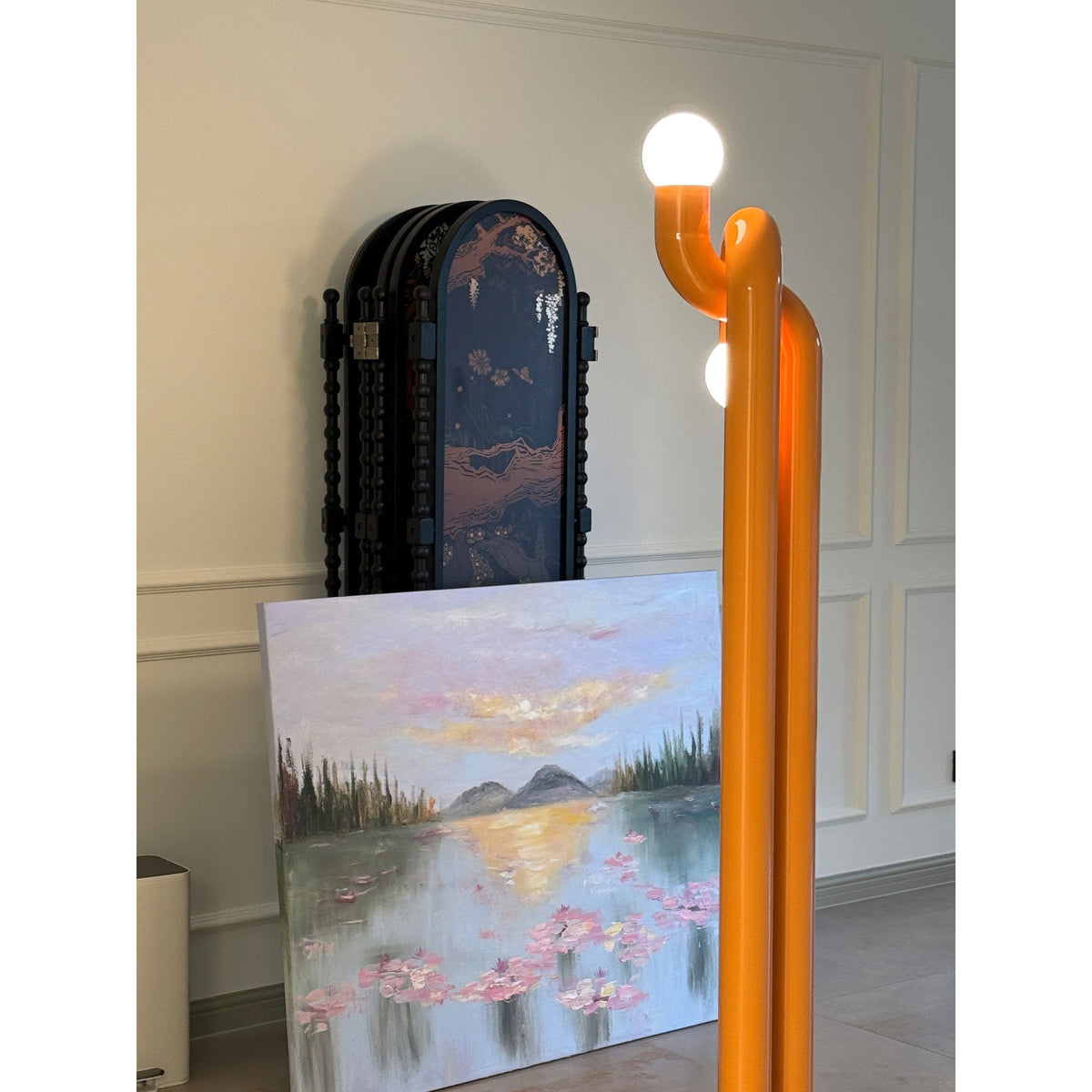 Moderne Steh-Bogenlampe mit zwei Glaskugeln – dekorative Doppelbeleuchtung für Wohnzimmer | Sansoti