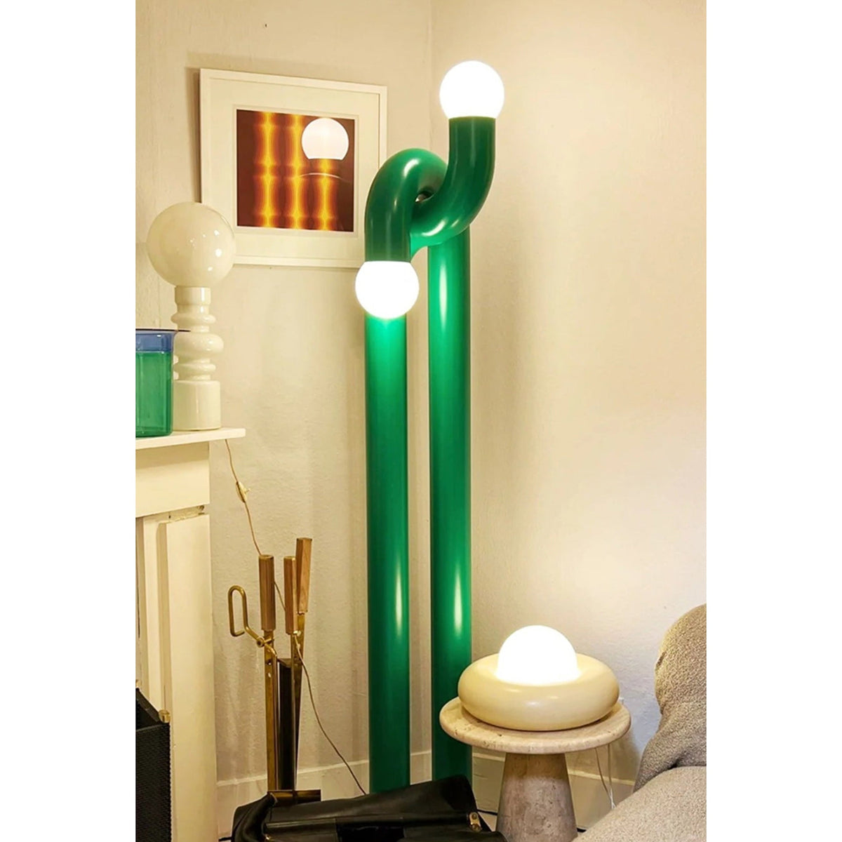 Moderne Steh-Bogenlampe mit zwei Glaskugeln – dekorative Doppelbeleuchtung für Wohnzimmer | Sansoti