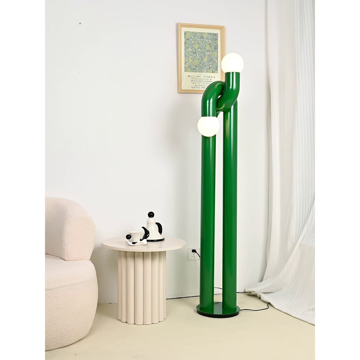 Moderne Steh-Bogenlampe mit zwei Glaskugeln – dekorative Doppelbeleuchtung für Wohnzimmer | Sansoti