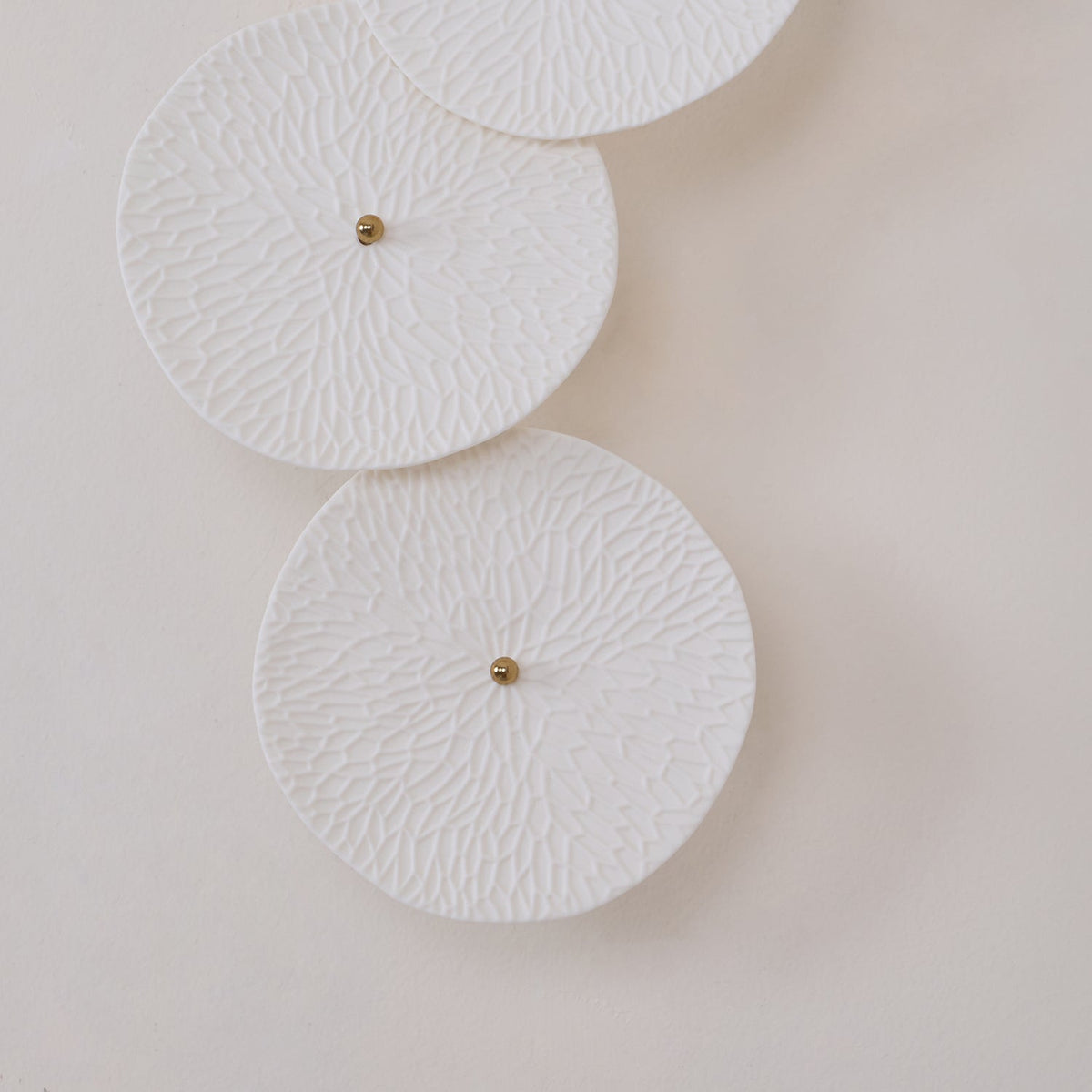 Ceramic Lotus Flower Wall Light with Gold Frame – Cascading Light Effect for Stylish Illumination | Sansoti
