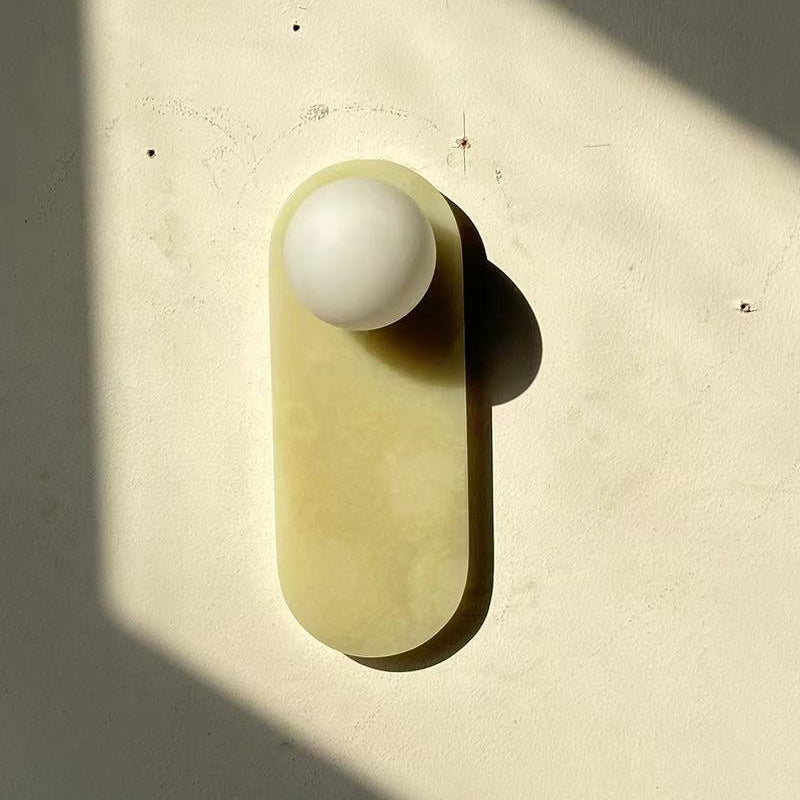Luksusowa lampa ścienna z jadeitu lub marmuru ze szklanym kloszem – oświetlenie designerskie w stylu mid-century do sypialni i przedpokoju | Sansoti