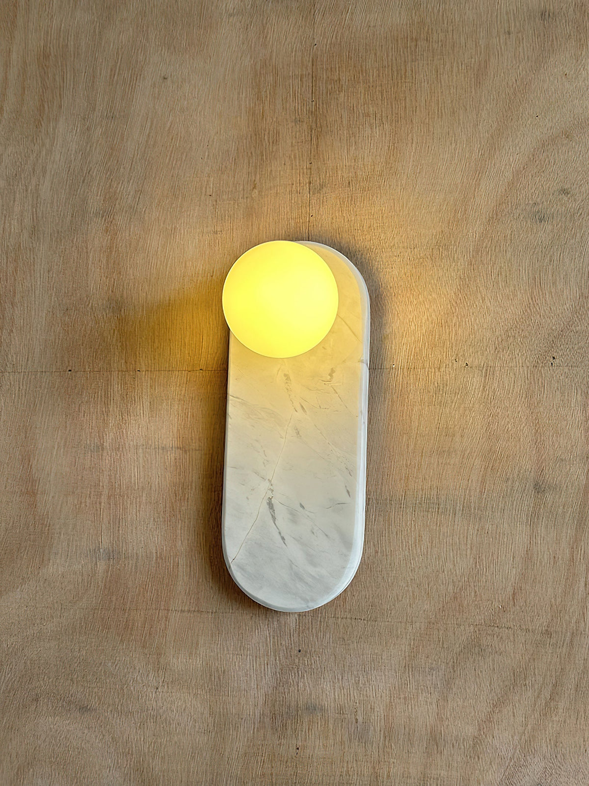 Luksusowa lampa ścienna z jadeitu lub marmuru ze szklanym kloszem – oświetlenie designerskie w stylu mid-century do sypialni i przedpokoju | Sansoti