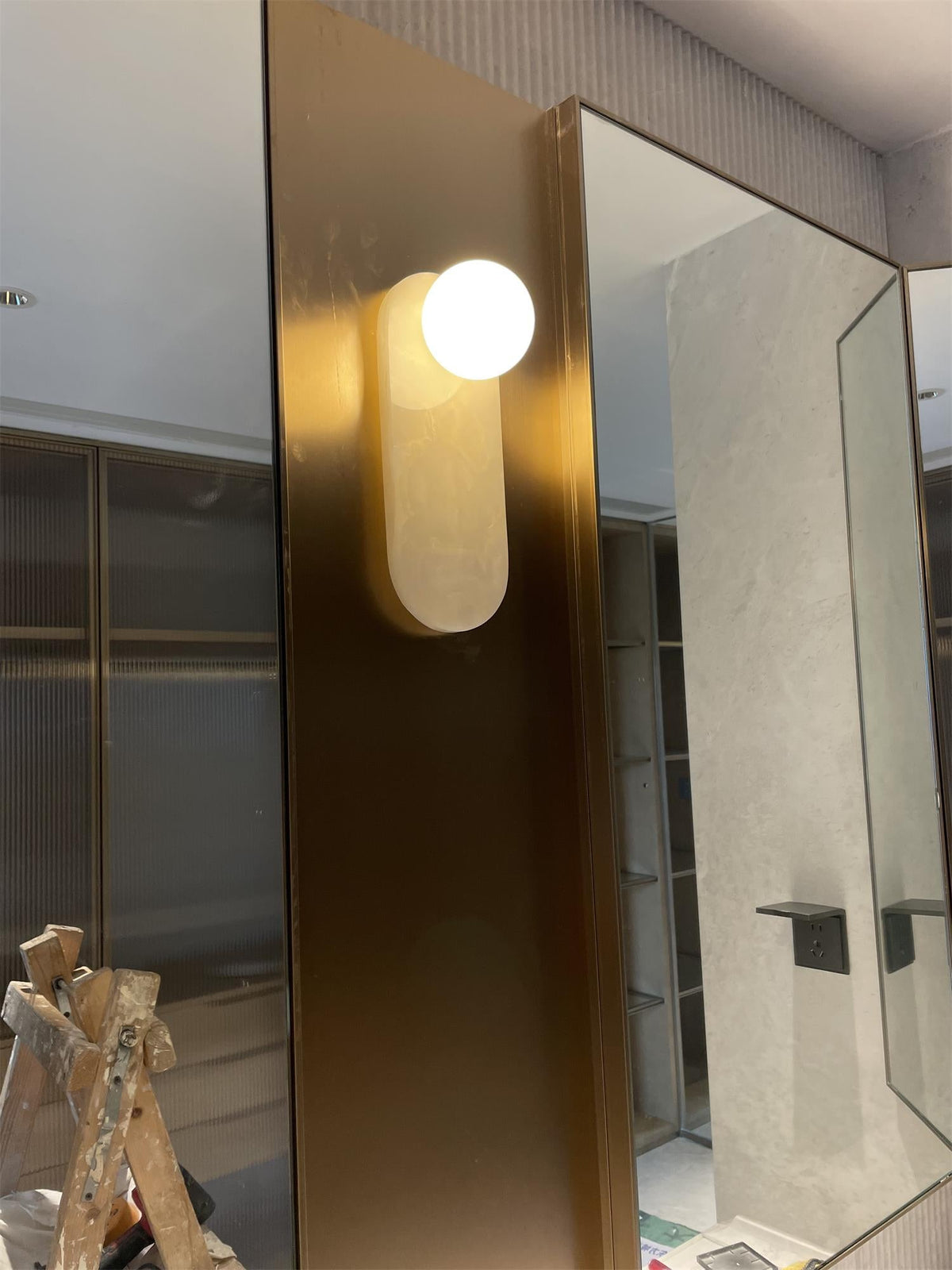 Luksusowa lampa ścienna z jadeitu lub marmuru ze szklanym kloszem – oświetlenie designerskie w stylu mid-century do sypialni i przedpokoju | Sansoti