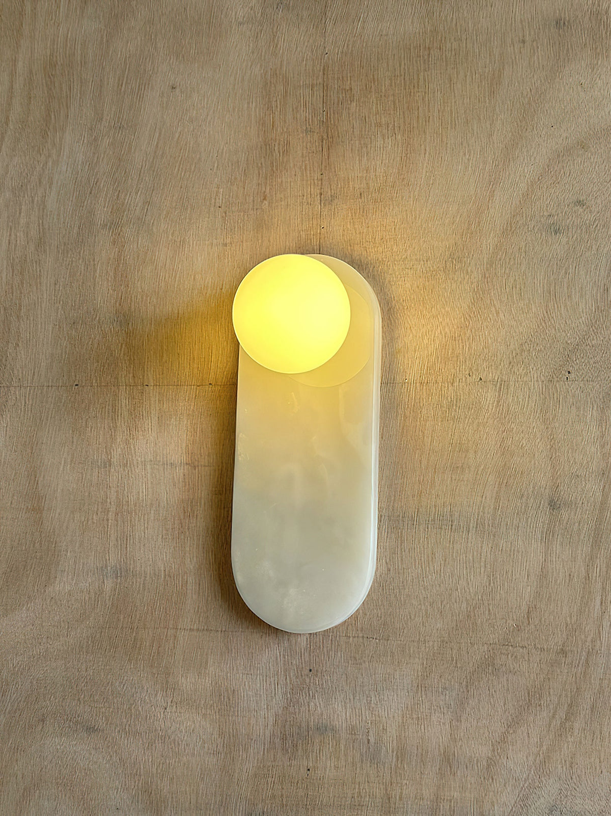 Luksusowa lampa ścienna z jadeitu lub marmuru ze szklanym kloszem – oświetlenie designerskie w stylu mid-century do sypialni i przedpokoju | Sansoti
