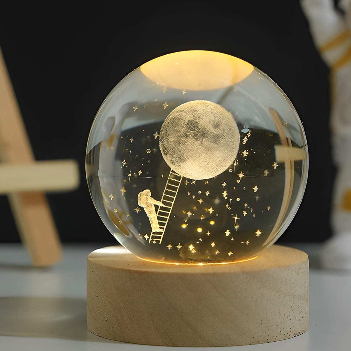 Glaskugel mit LED-Beleuchtung, 7cm, Kosmos-Design, dekorative Nachtlampe mit Holzsockel, USB-Stimmungsleuchte | Sansoti
