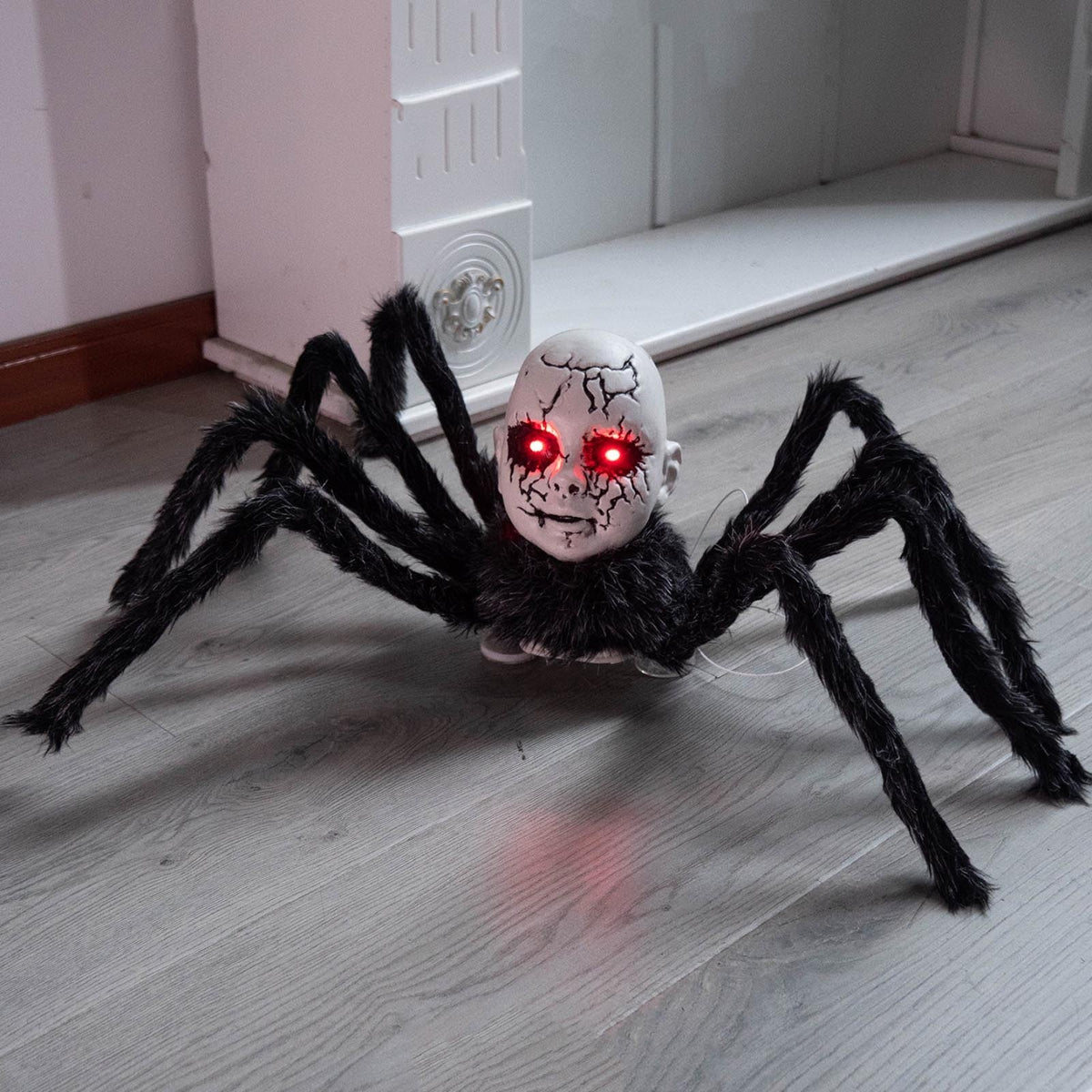 Animatronische Spinpop Decoratie met Bewegingssensor en Gloeiende Ogen voor Griezelig Halloween Feest | Sansoti