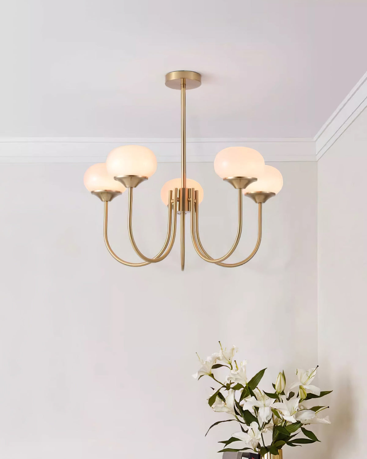 Glas Kronleuchter mit rosa, weißen oder cremefarbenen Kugeln und goldenem oder chromfarbenem Gestell, moderner Design-Kronleuchter mit 3 oder 5 Lichtpunkten für Wohnzimmer und Esszimmer | Sansoti