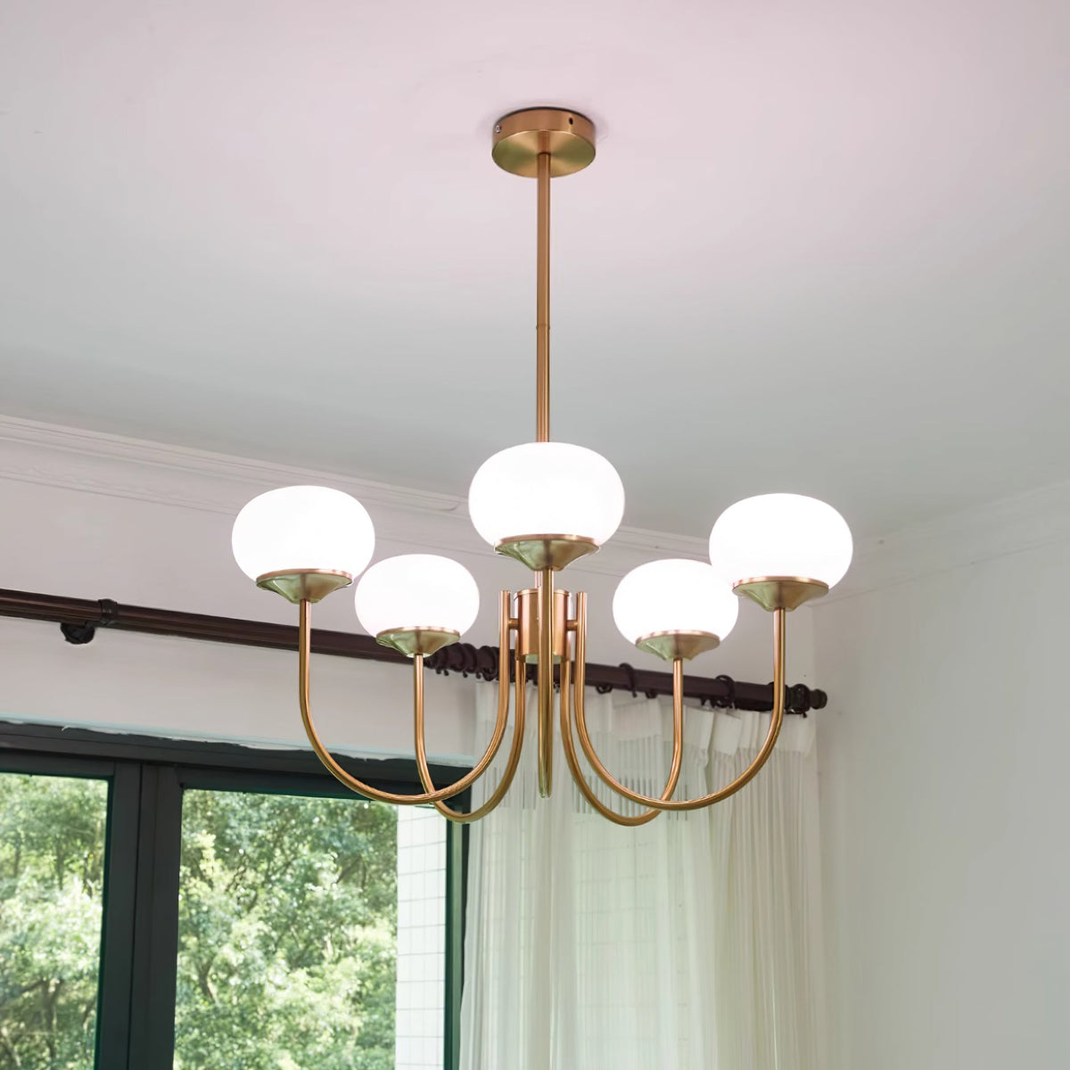 Glas Kronleuchter mit rosa, weißen oder cremefarbenen Kugeln und goldenem oder chromfarbenem Gestell, moderner Design-Kronleuchter mit 3 oder 5 Lichtpunkten für Wohnzimmer und Esszimmer | Sansoti