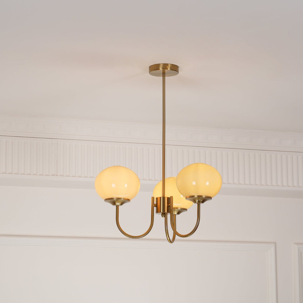 Glas Kronleuchter mit rosa, weißen oder cremefarbenen Kugeln und goldenem oder chromfarbenem Gestell, moderner Design-Kronleuchter mit 3 oder 5 Lichtpunkten für Wohnzimmer und Esszimmer | Sansoti