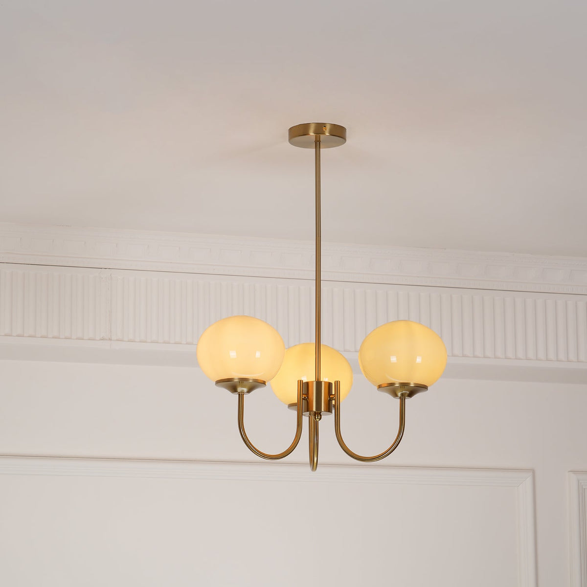 Glas Kronleuchter mit rosa, weißen oder cremefarbenen Kugeln und goldenem oder chromfarbenem Gestell, moderner Design-Kronleuchter mit 3 oder 5 Lichtpunkten für Wohnzimmer und Esszimmer | Sansoti