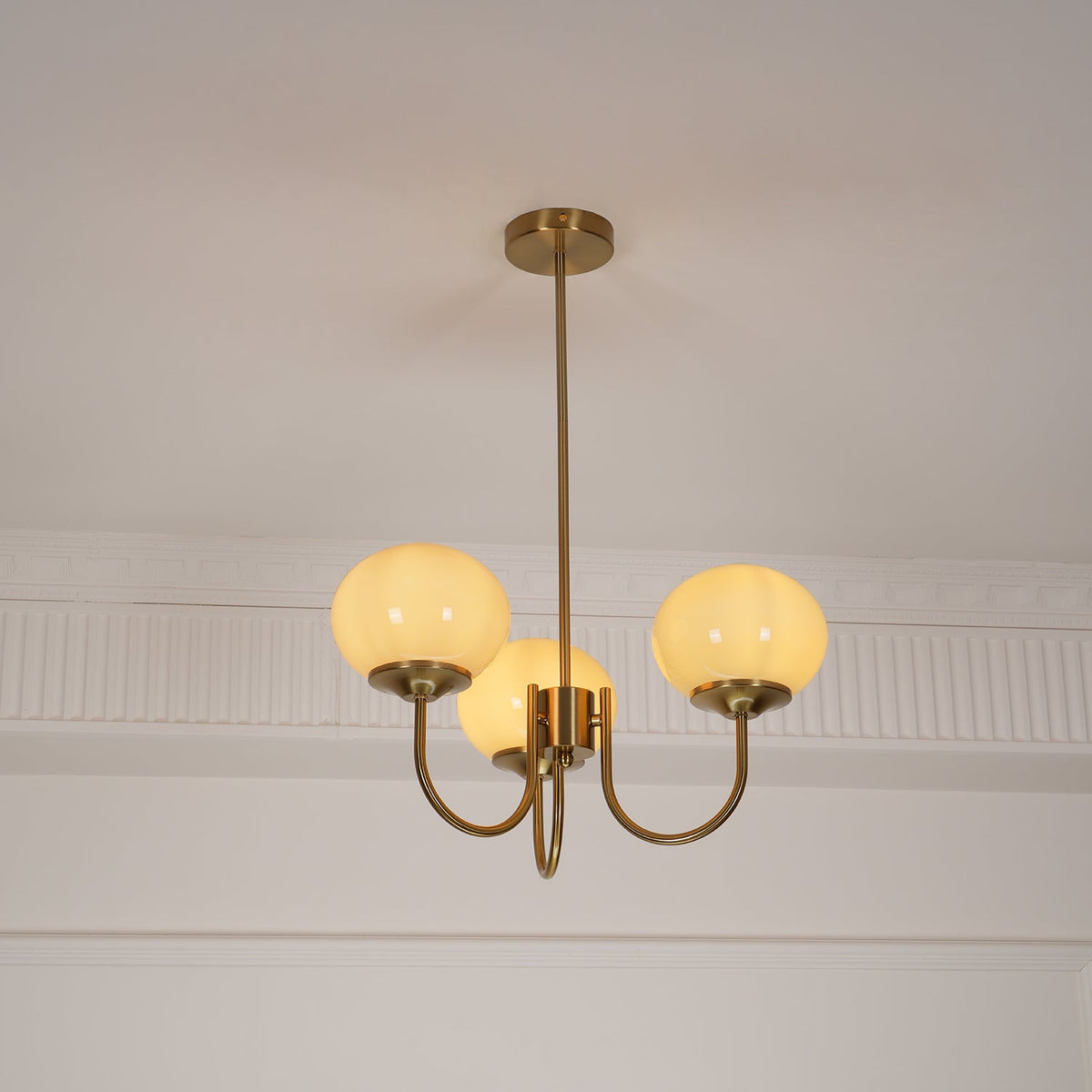 Glas Kronleuchter mit rosa, weißen oder cremefarbenen Kugeln und goldenem oder chromfarbenem Gestell, moderner Design-Kronleuchter mit 3 oder 5 Lichtpunkten für Wohnzimmer und Esszimmer | Sansoti