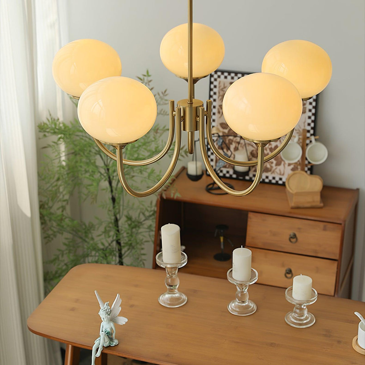 Glas Kronleuchter mit rosa, weißen oder cremefarbenen Kugeln und goldenem oder chromfarbenem Gestell, moderner Design-Kronleuchter mit 3 oder 5 Lichtpunkten für Wohnzimmer und Esszimmer | Sansoti