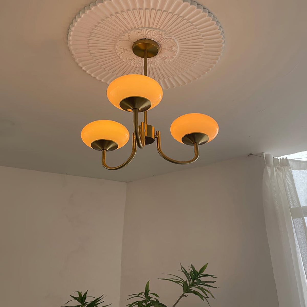 Glas Kronleuchter mit rosa, weißen oder cremefarbenen Kugeln und goldenem oder chromfarbenem Gestell, moderner Design-Kronleuchter mit 3 oder 5 Lichtpunkten für Wohnzimmer und Esszimmer | Sansoti