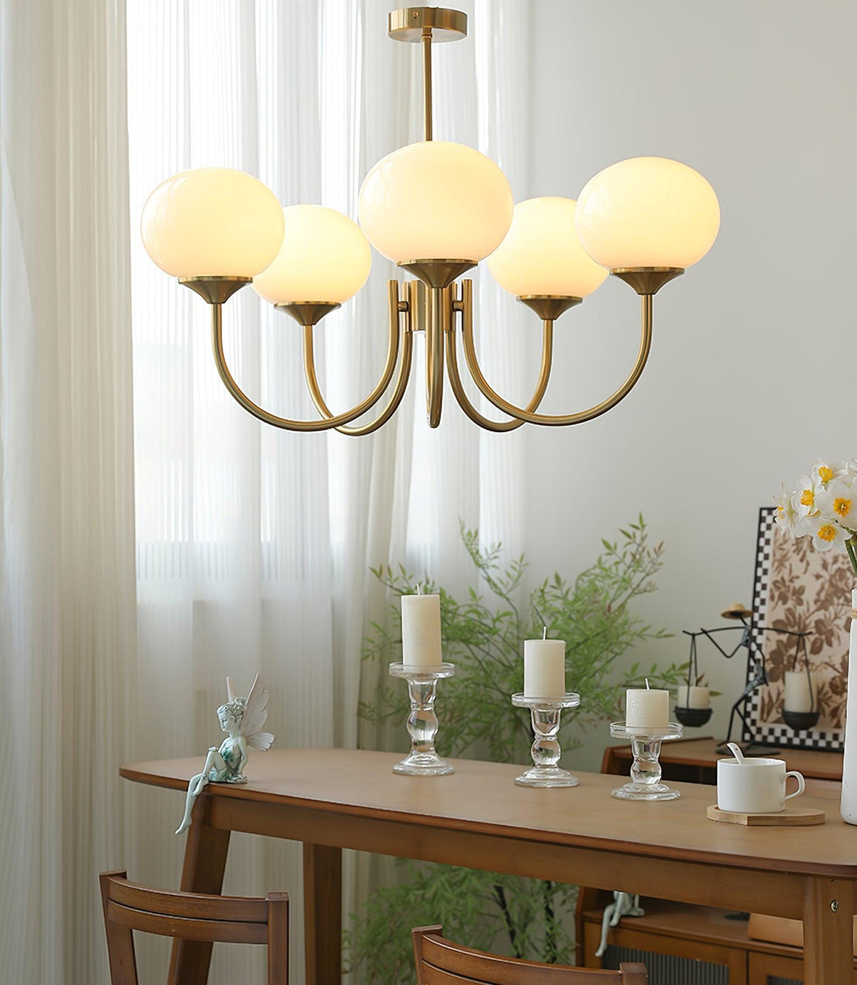 Glas Kronleuchter mit rosa, weißen oder cremefarbenen Kugeln und goldenem oder chromfarbenem Gestell, moderner Design-Kronleuchter mit 3 oder 5 Lichtpunkten für Wohnzimmer und Esszimmer | Sansoti