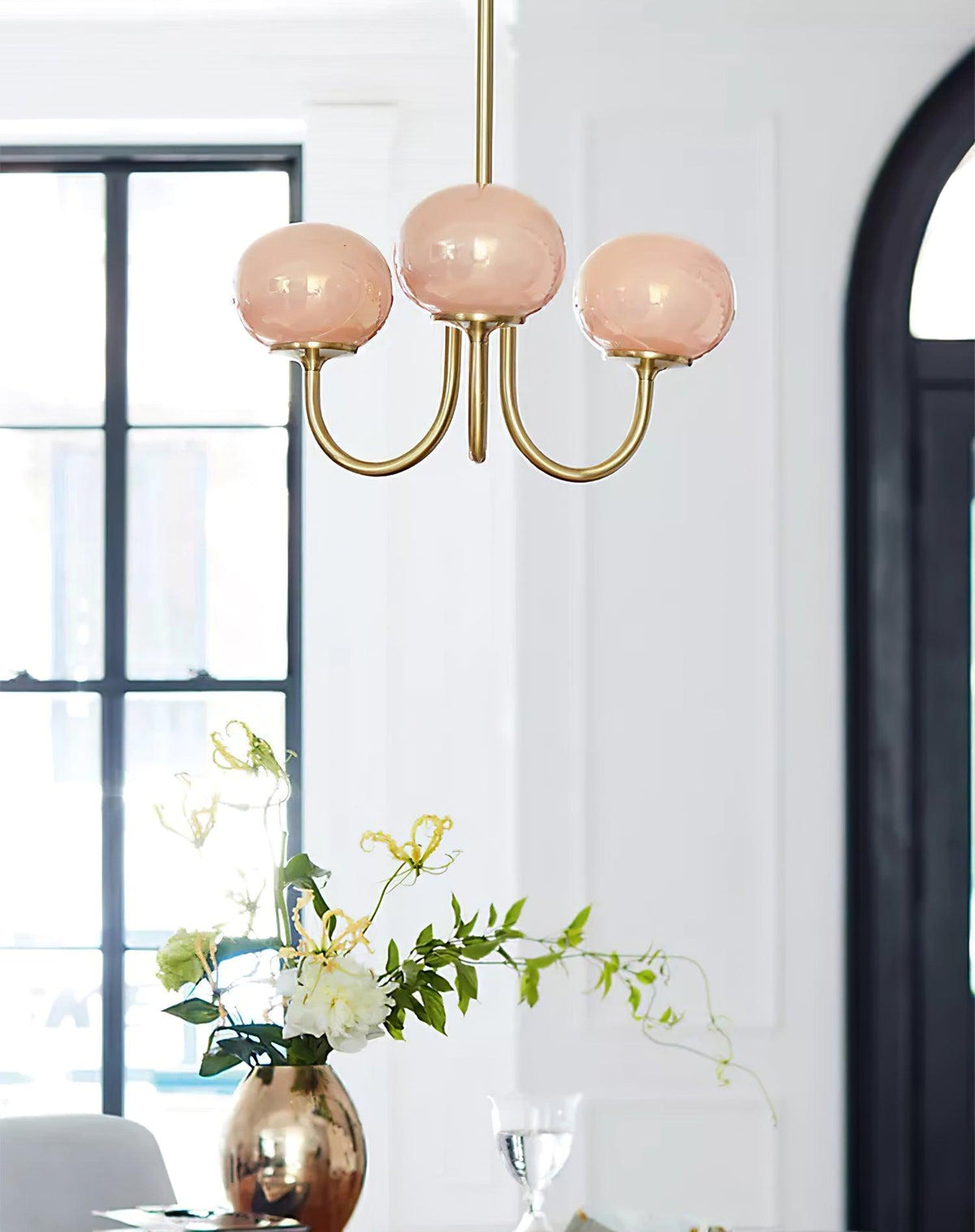 Glas Kronleuchter mit rosa, weißen oder cremefarbenen Kugeln und goldenem oder chromfarbenem Gestell, moderner Design-Kronleuchter mit 3 oder 5 Lichtpunkten für Wohnzimmer und Esszimmer | Sansoti