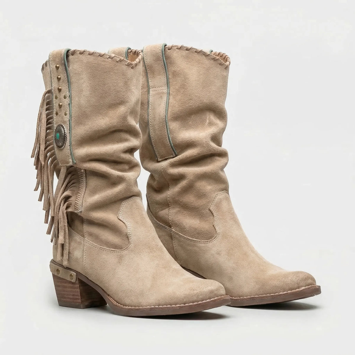 Bottes western en cuir avec franges et pierre turquoise, sous le genou, pour des looks bohèmes, décontractés et de festival | Sansoti