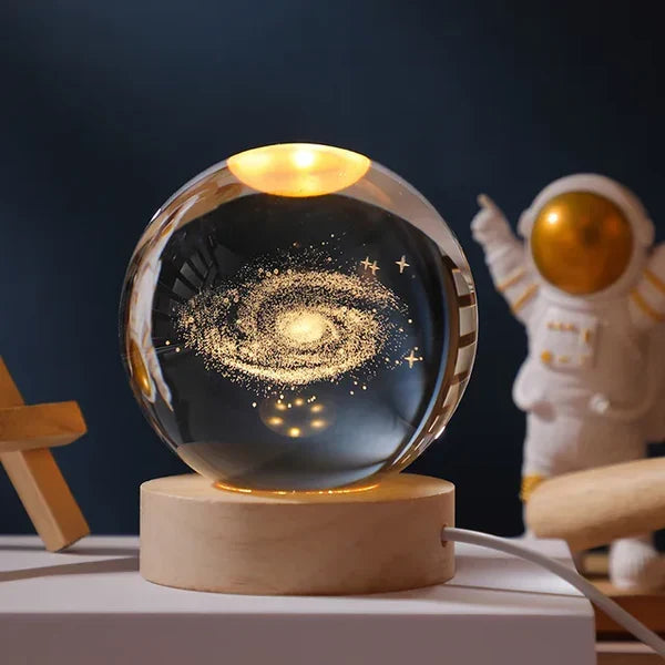 Glaskugel mit LED-Beleuchtung, 7cm, Kosmos-Design, dekorative Nachtlampe mit Holzsockel, USB-Stimmungsleuchte | Sansoti
