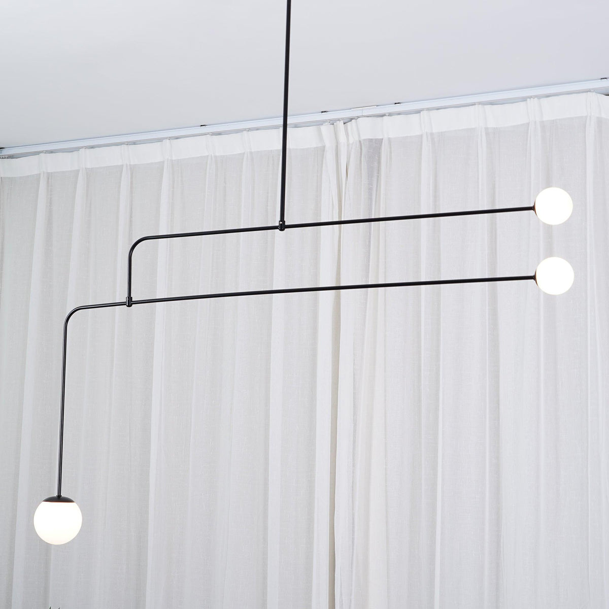 Mobile Deckenleuchte mit Glaskugeln – modernes Design in Messing oder Schwarz – 9 Konfigurationen – G9- und G4-Fassung | Sansoti