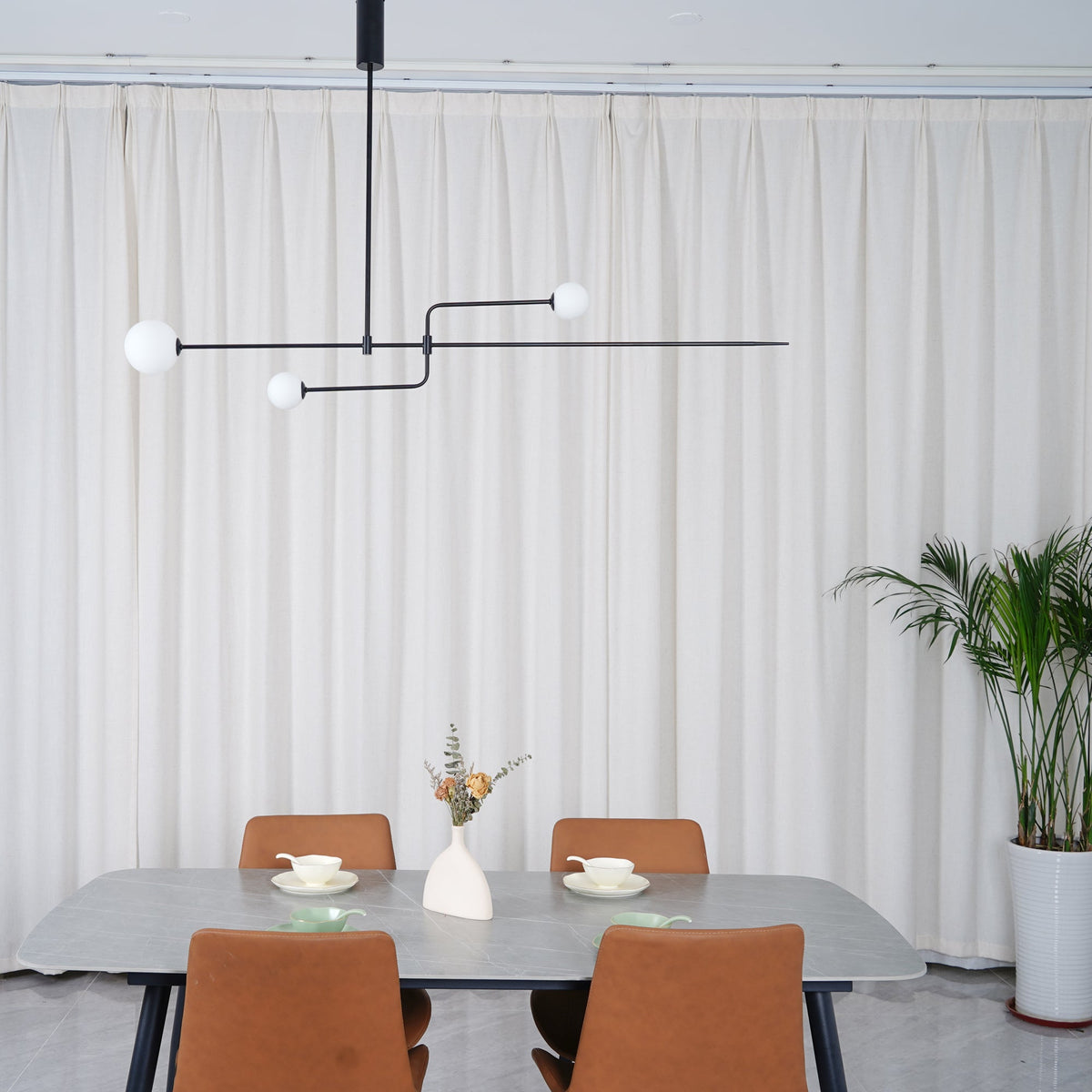 Mobile Deckenleuchte mit Glaskugeln – modernes Design in Messing oder Schwarz – 9 Konfigurationen – G9- und G4-Fassung | Sansoti